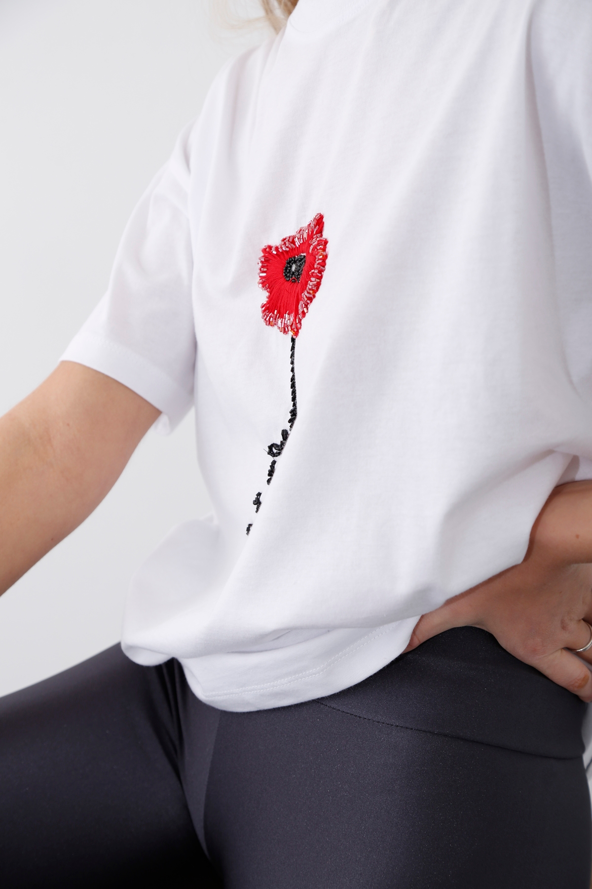 Beyaz Çiçek Nakışlı Tshirt 210009
