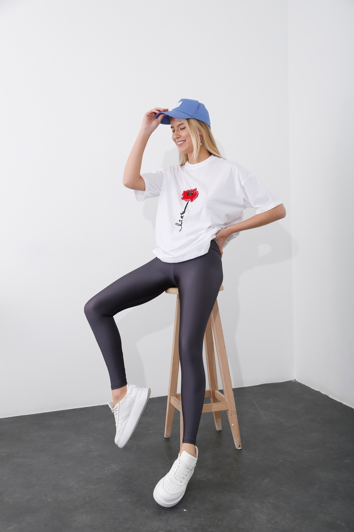 Beyaz Çiçek Nakışlı Tshirt 210009