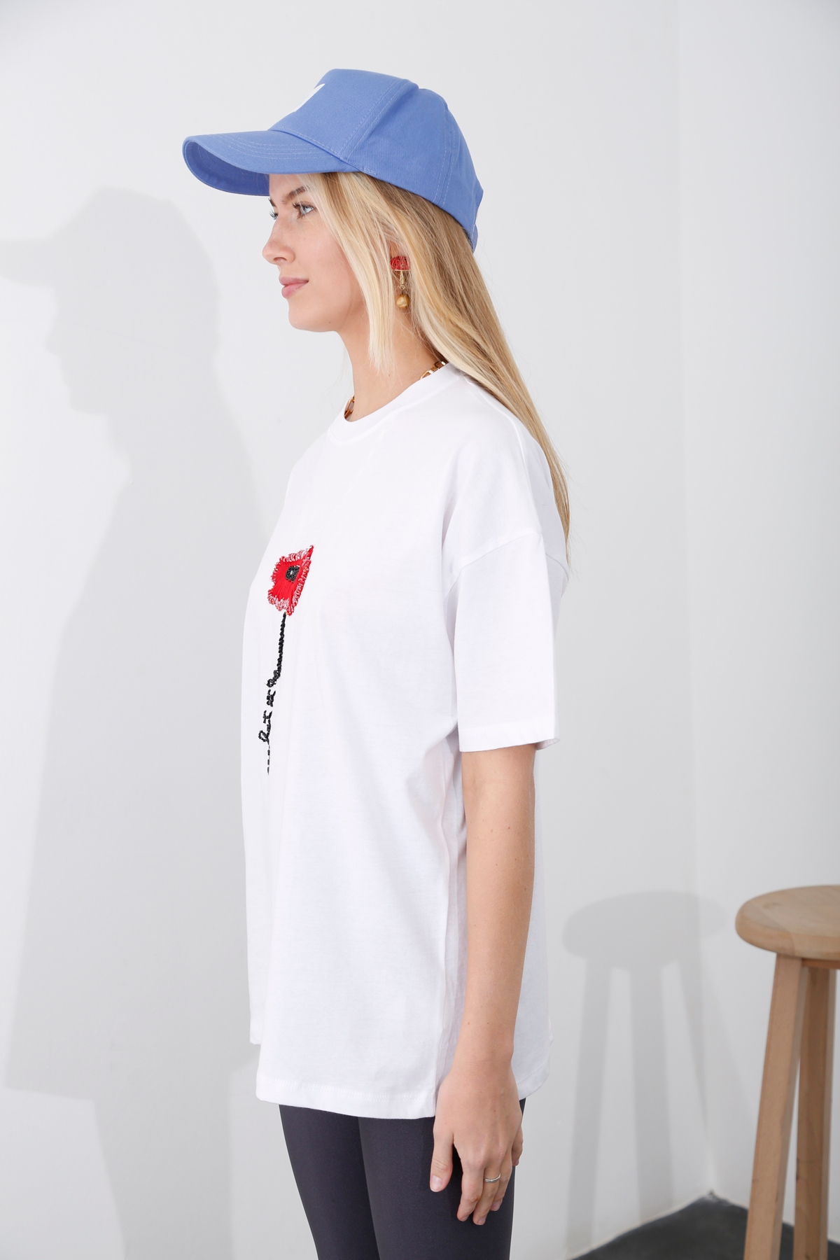 Beyaz Çiçek Nakışlı Tshirt 210009