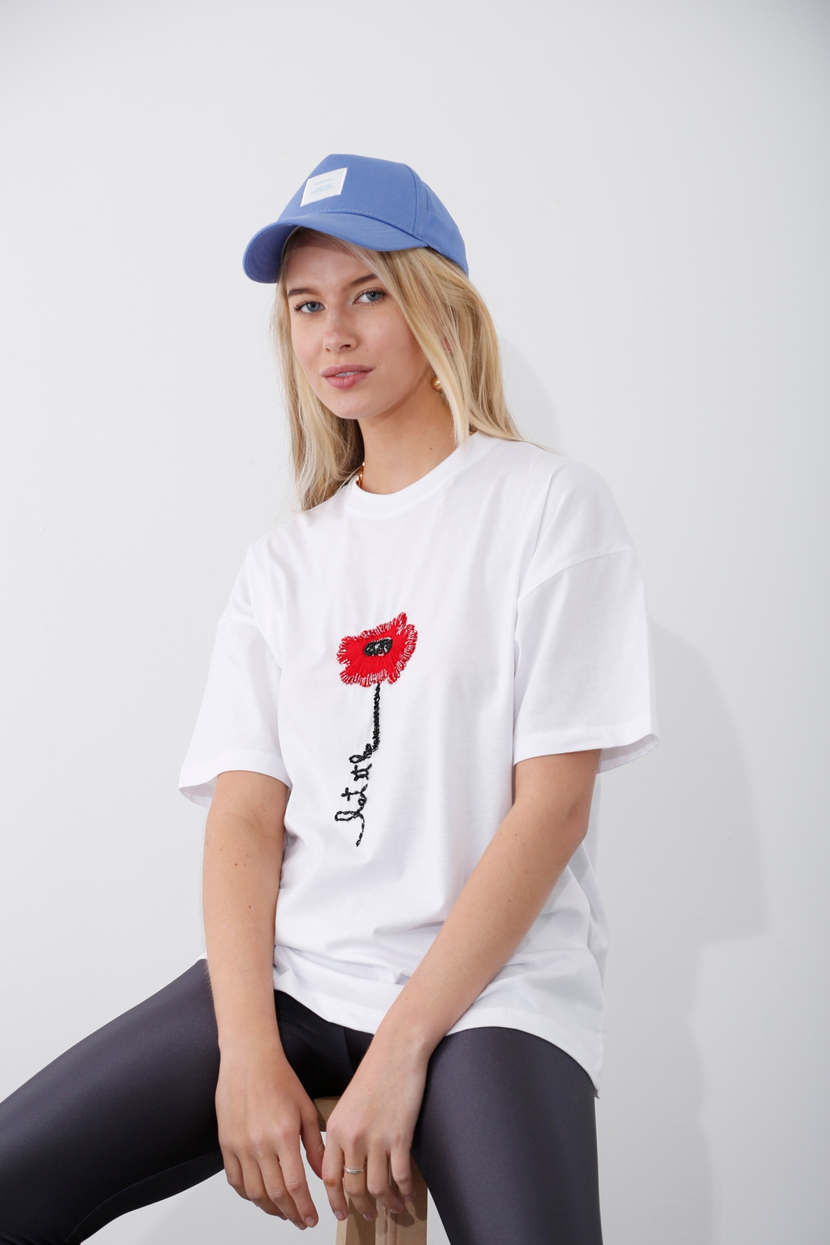 Beyaz Çiçek Nakışlı Tshirt 210009