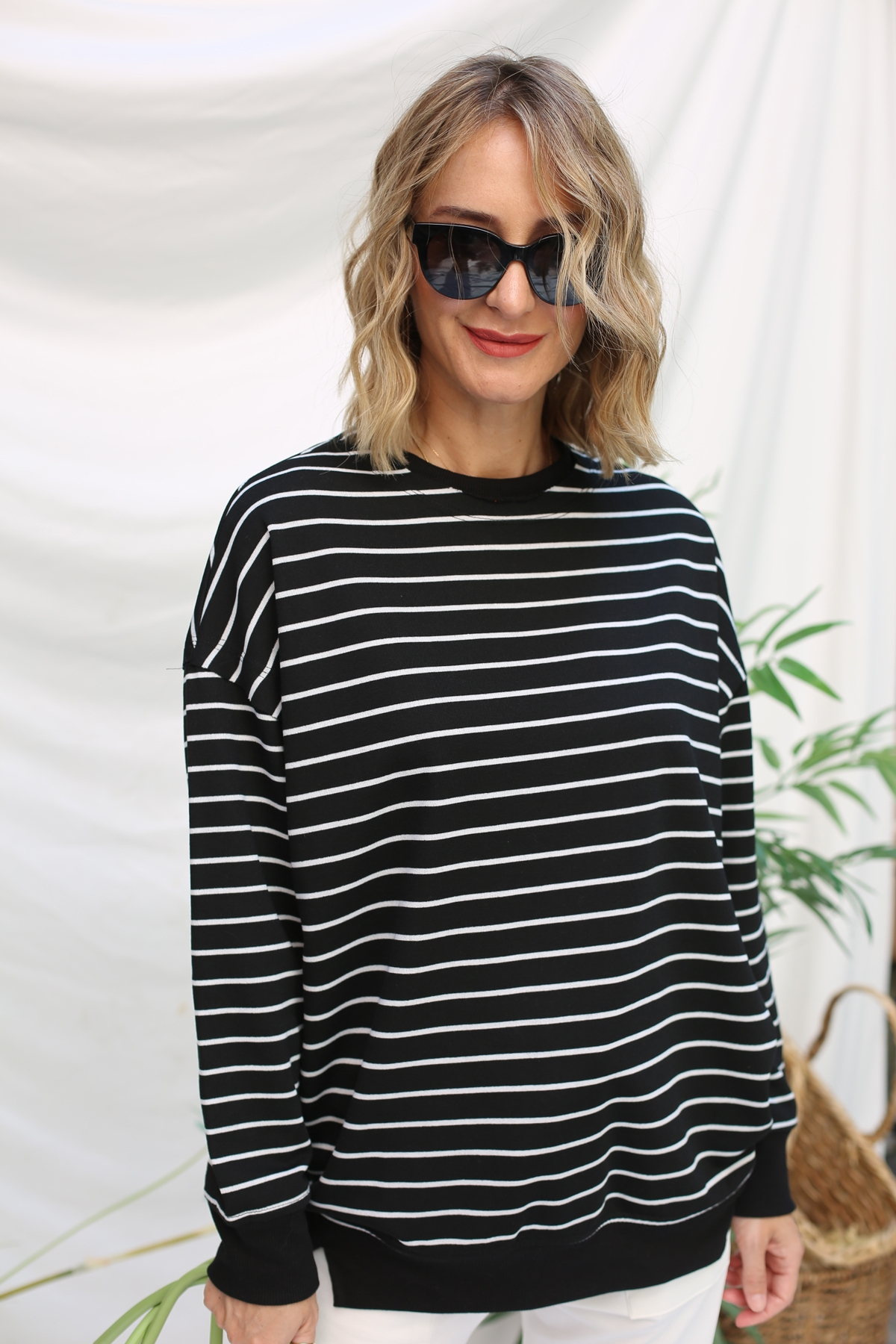 Beyaz Çizgili Bisiklet Yaka Sweatshirt