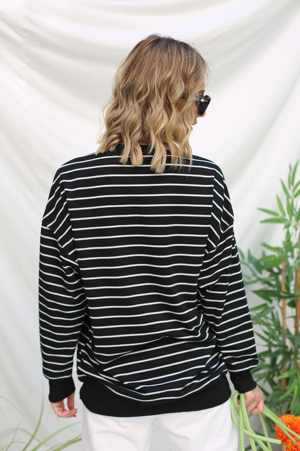 Beyaz Çizgili Bisiklet Yaka Sweatshirt