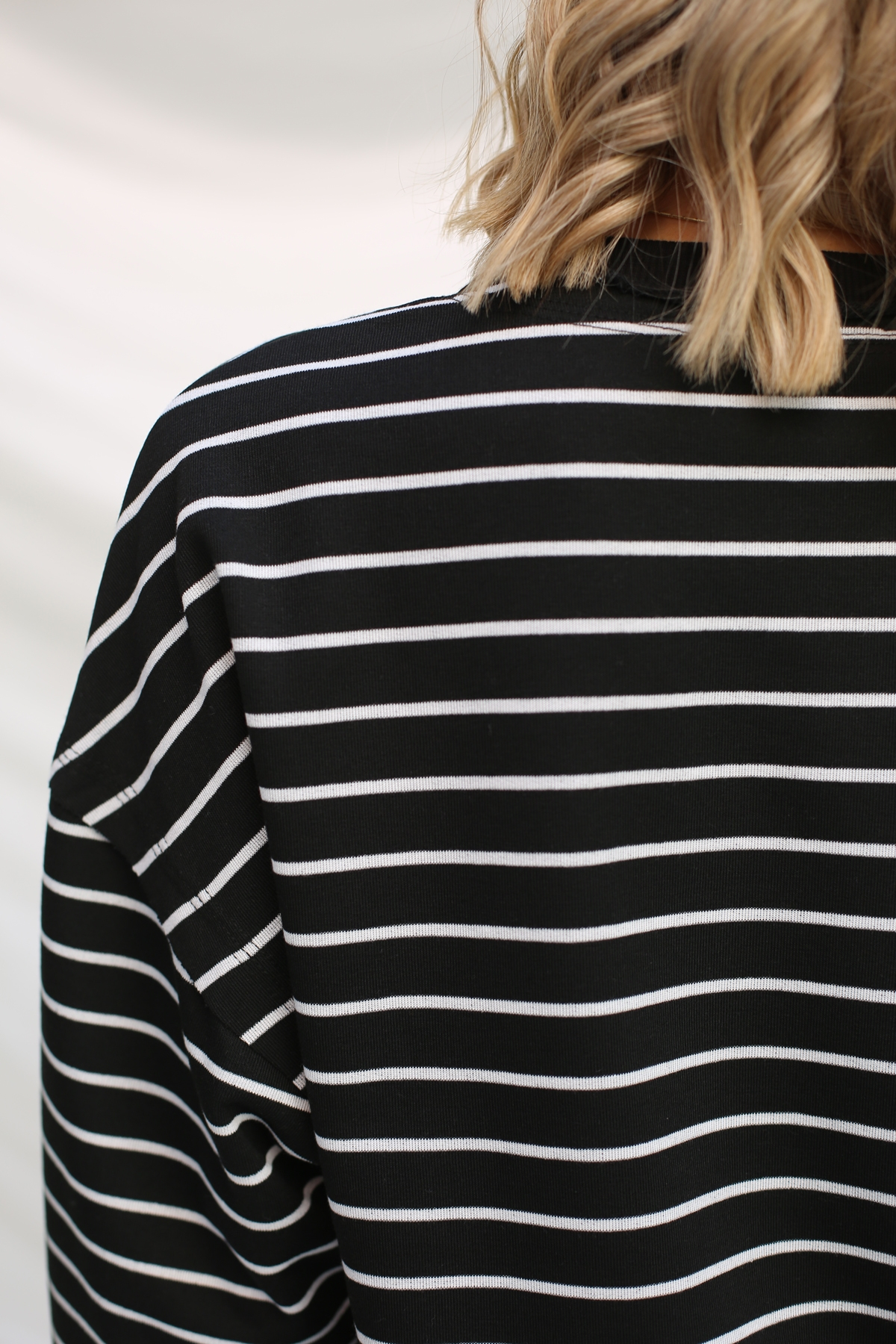 Beyaz Çizgili Bisiklet Yaka Sweatshirt