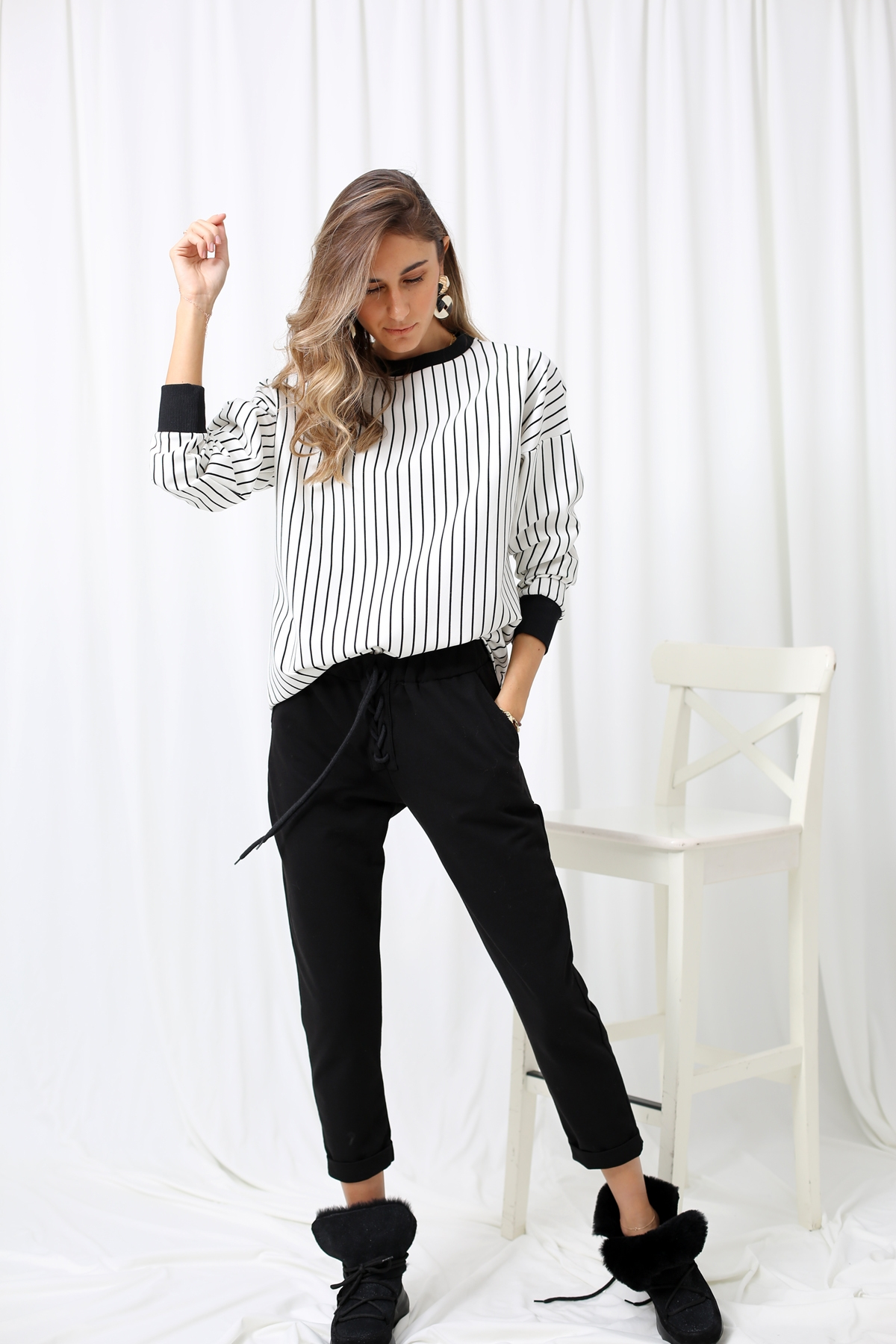 Beyaz Dik Çizgili Sweatshirt