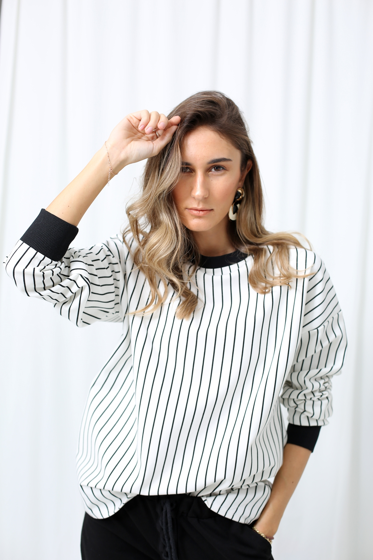 Beyaz Dik Çizgili Sweatshirt