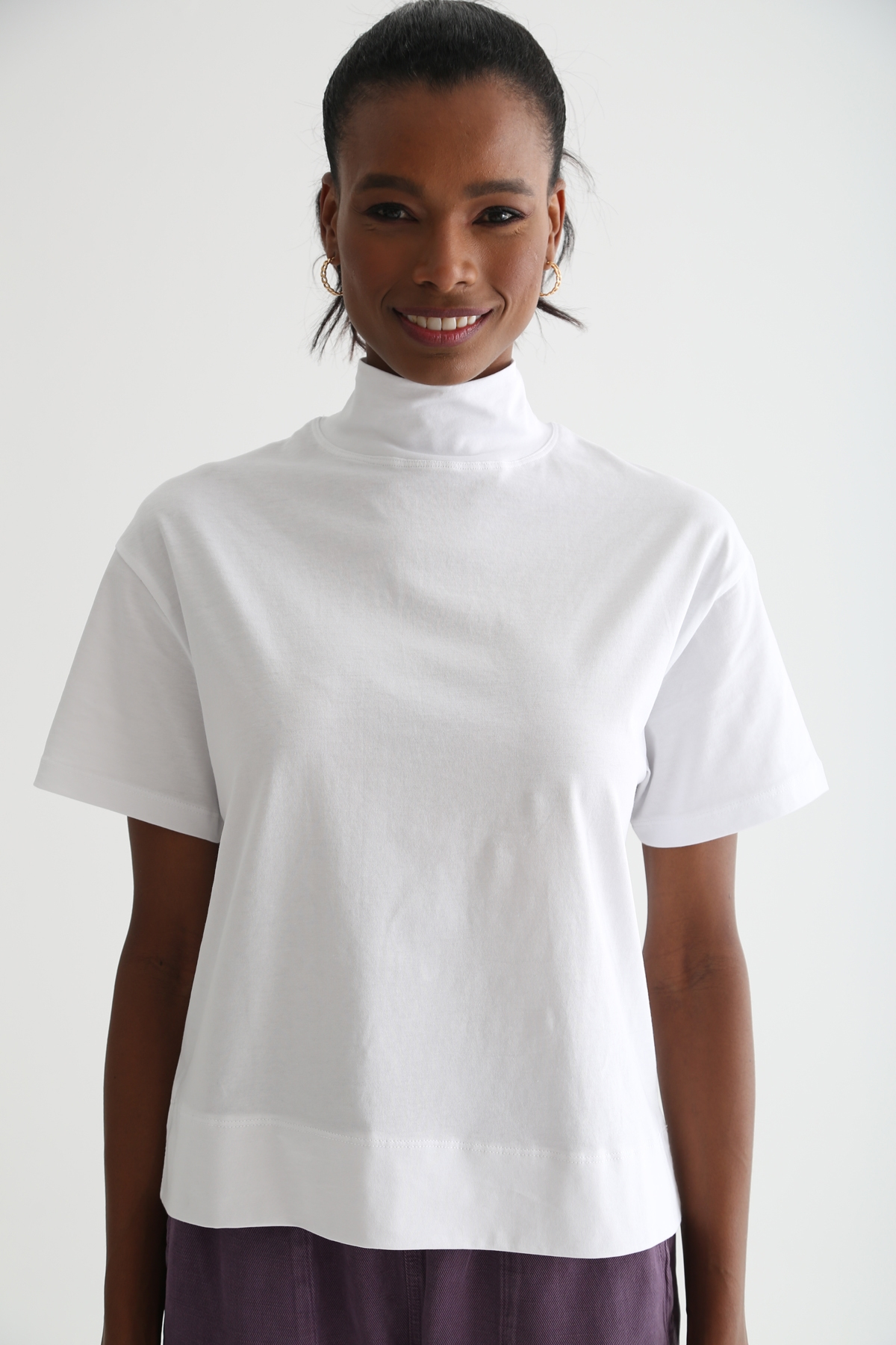 Beyaz Dik Yaka Basic Tshirt 
