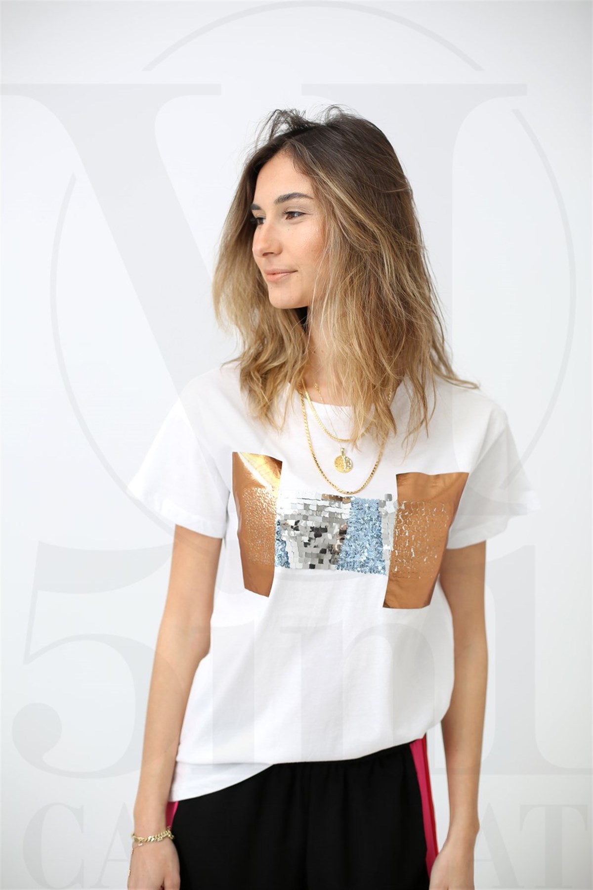 Beyaz Gümüş Pullu Bronz Baskılı Tshirt
