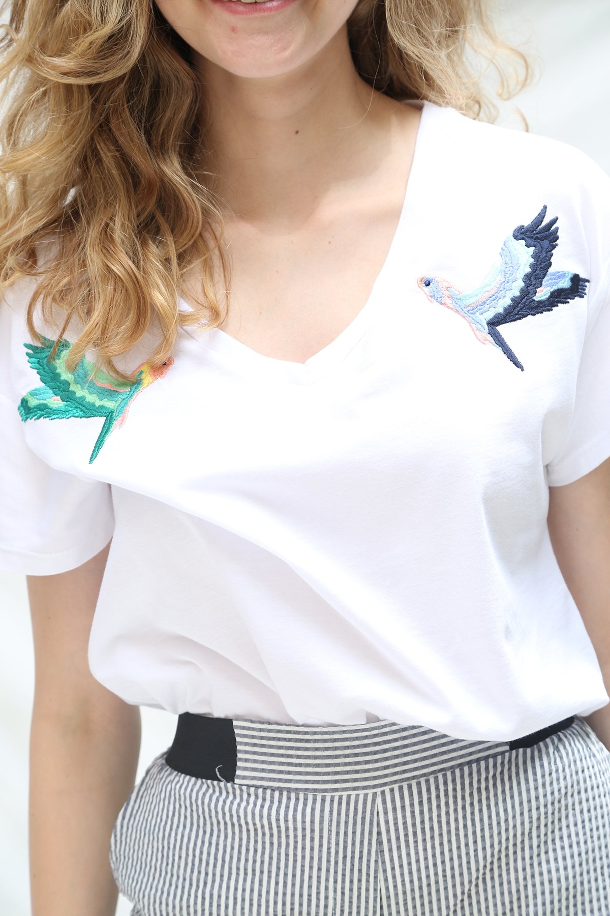 Beyaz Kanarya Nakışlı Tshirt