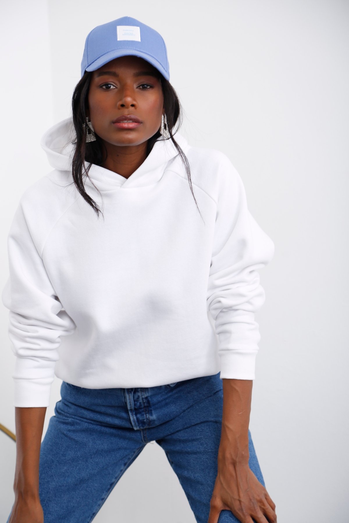 Beyaz Kapüşonlu Şardonlu Sweatshirt 