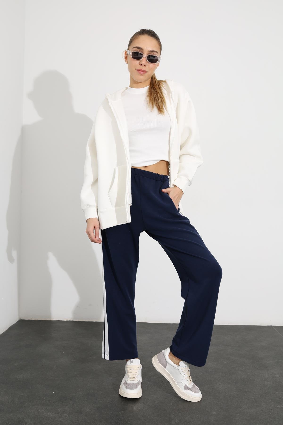 Beyaz Kapüşonlu Yanı Yırtmaçlı Fermuarlı Sweatshirt 1277