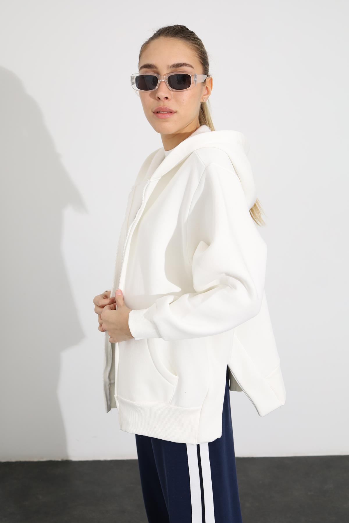 Beyaz Kapüşonlu Yanı Yırtmaçlı Fermuarlı Sweatshirt 1277