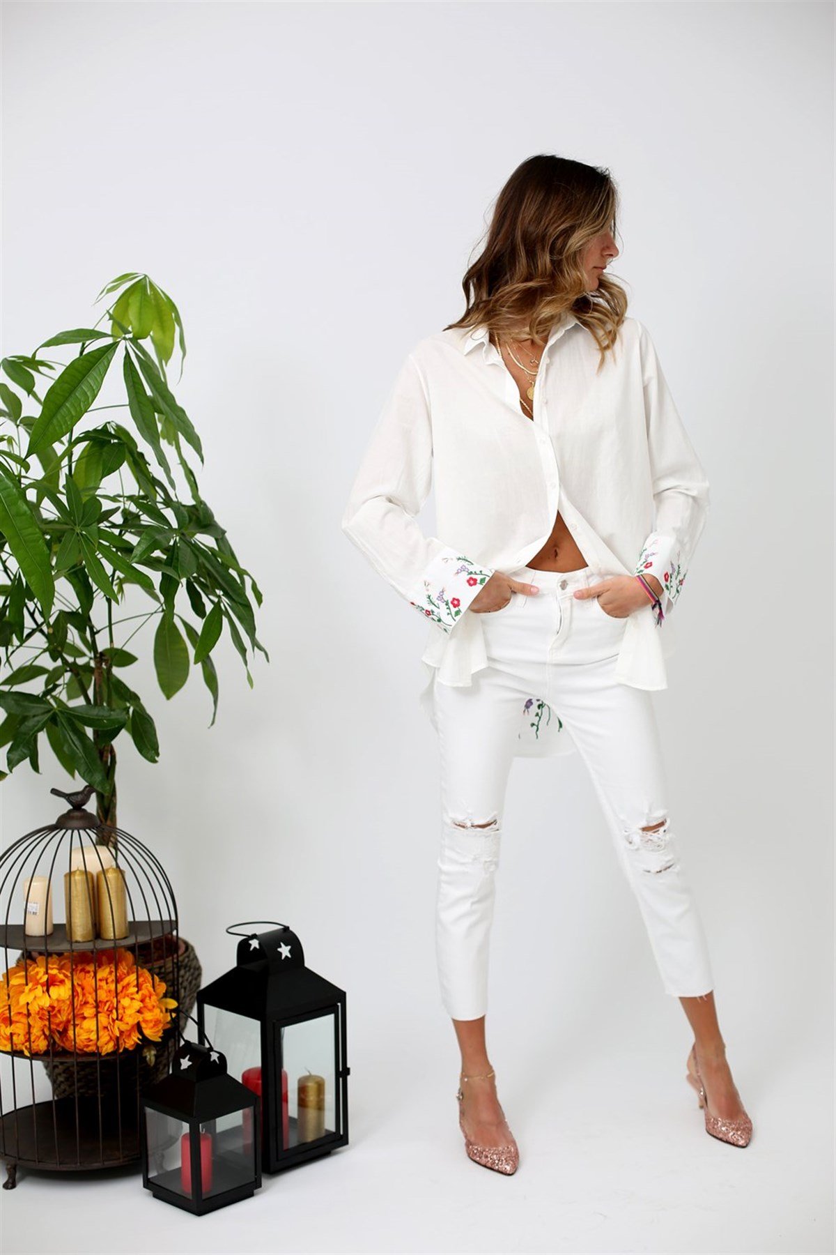 Beyaz Kesik Paça Yırtlıklı Beyaz Momfit Kot