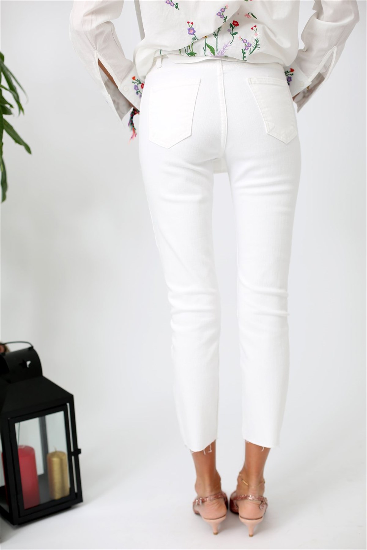 Beyaz Kesik Paça Yırtlıklı Beyaz Momfit Kot