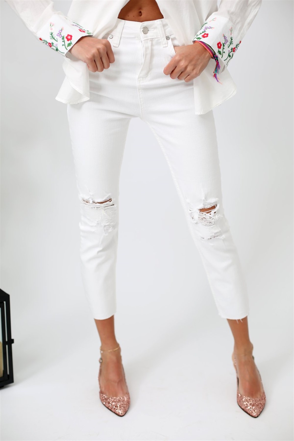 Beyaz Kesik Paça Yırtlıklı Beyaz Momfit Kot