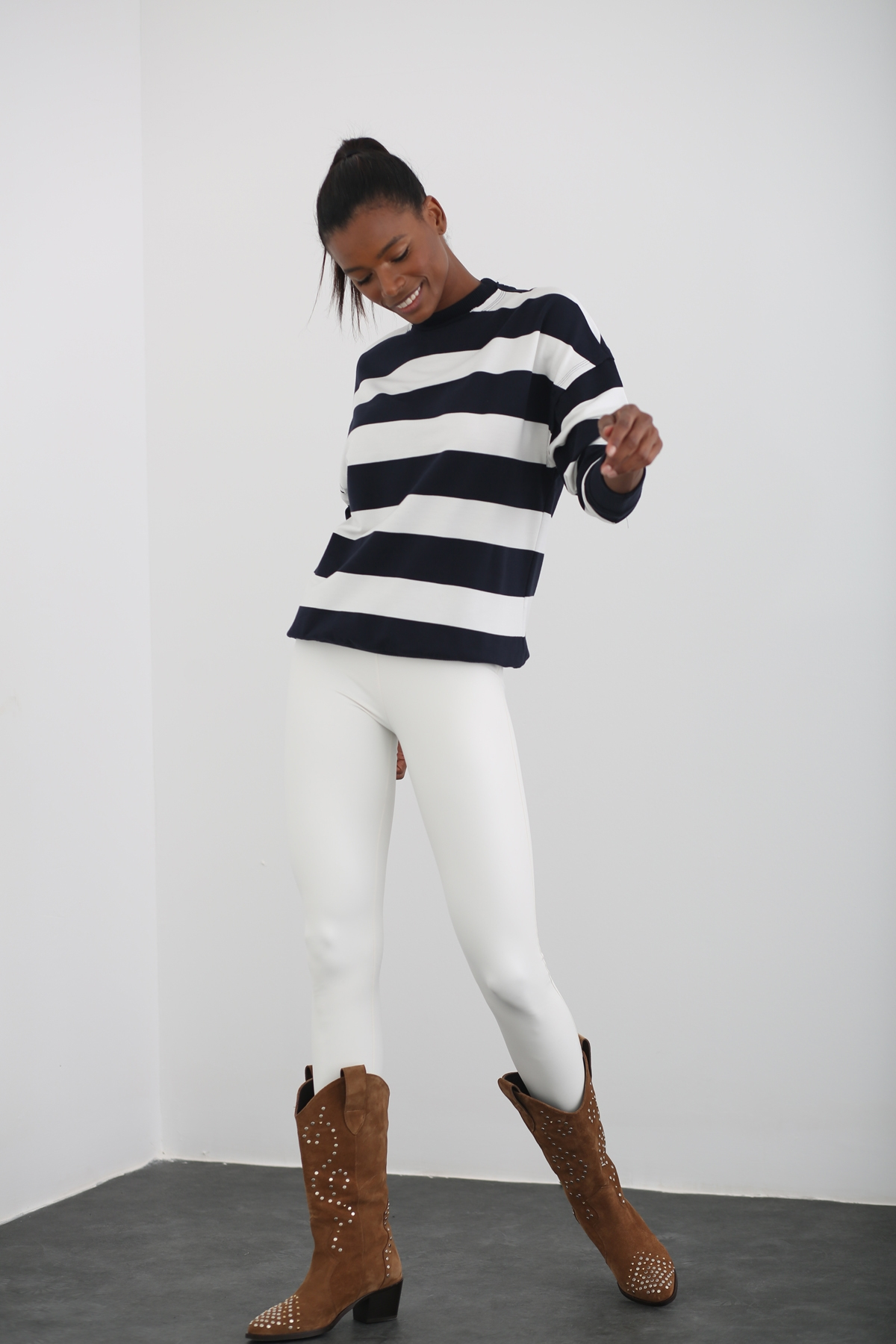 Beyaz-Lacivert Kalın Çizgili Basic Sweatshirt 
