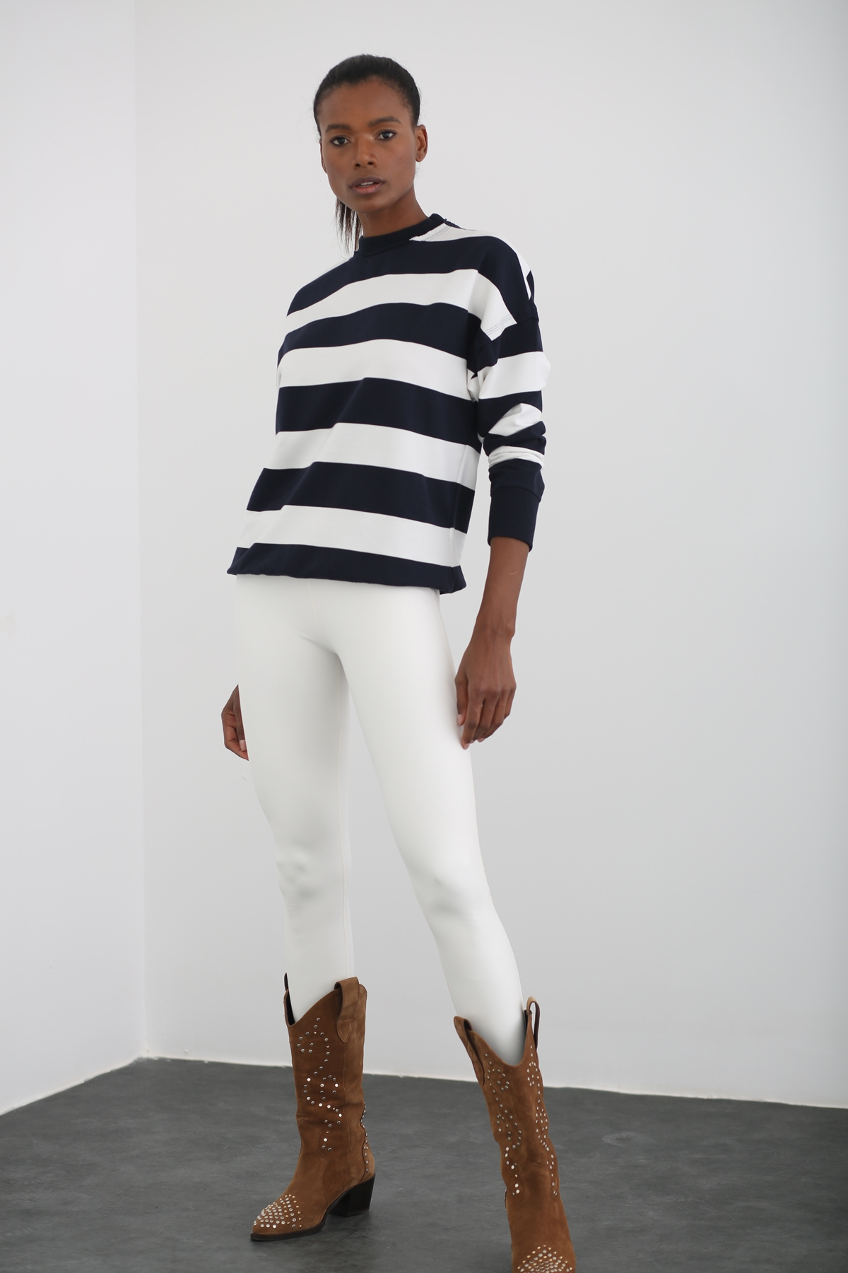 Beyaz-Lacivert Kalın Çizgili Basic Sweatshirt 