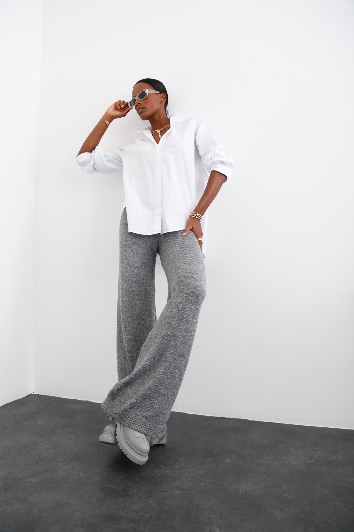 Beyaz Oversize Yırtmaçlı Gömlek 3395