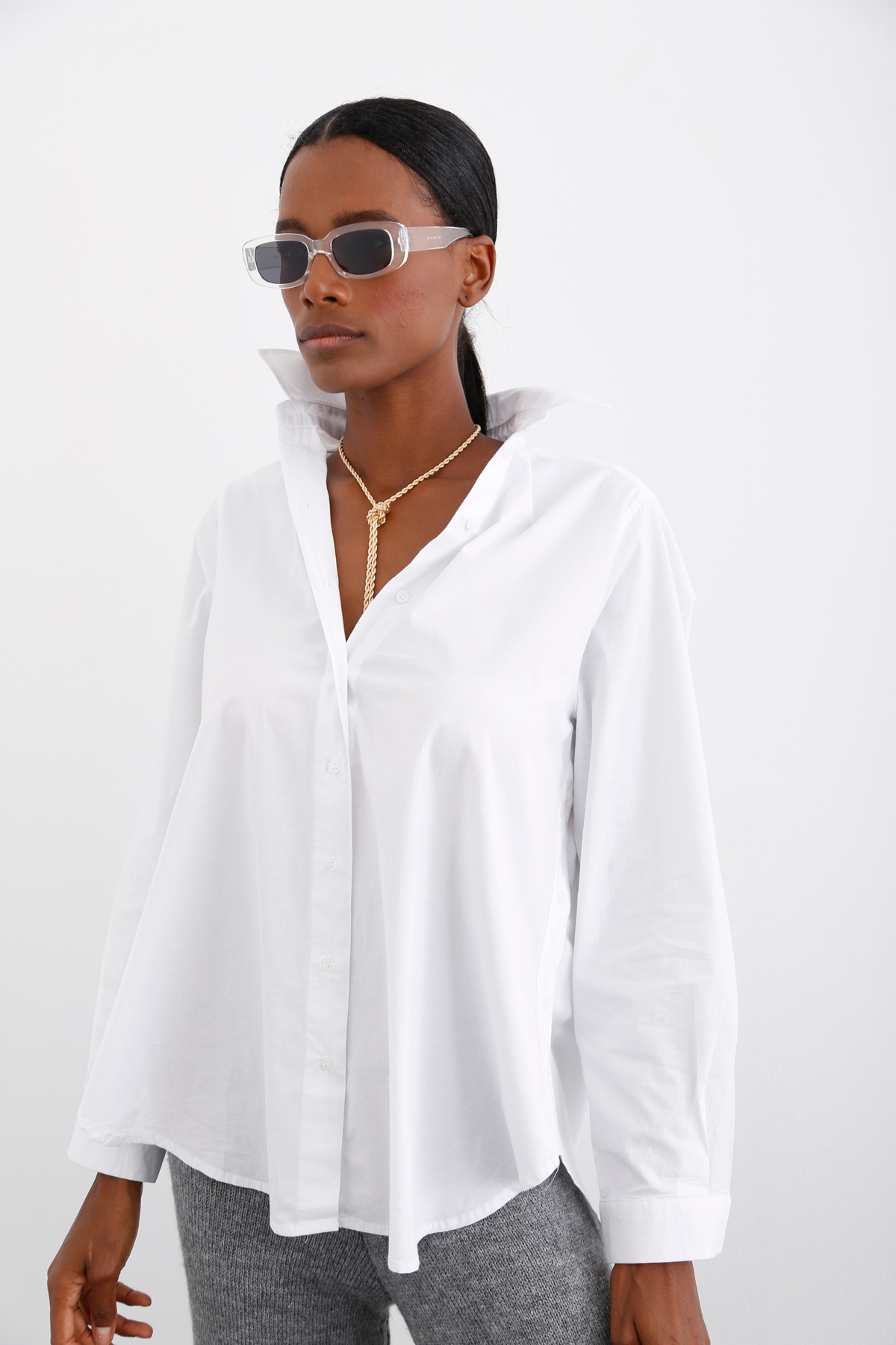 Beyaz Oversize Yırtmaçlı Gömlek 3395