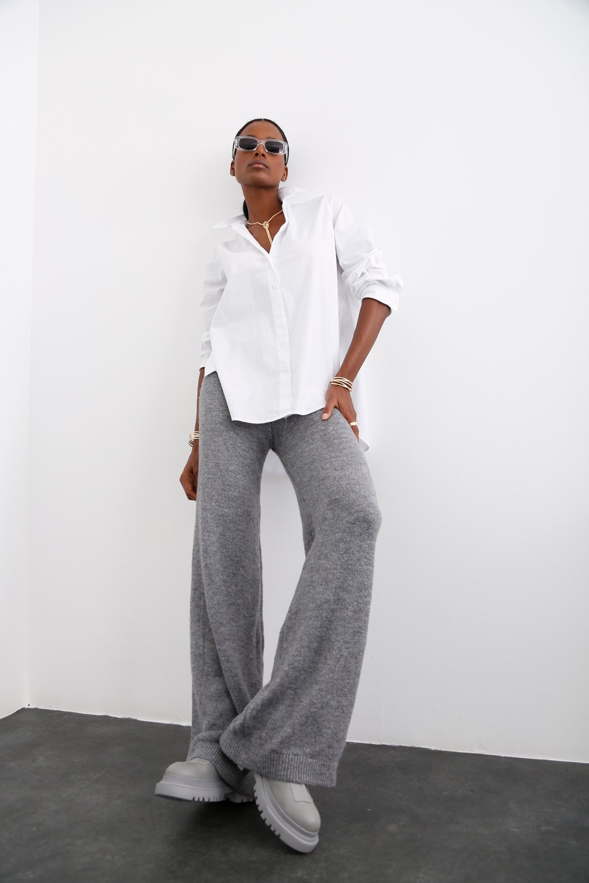 Beyaz Oversize Yırtmaçlı Gömlek 3395