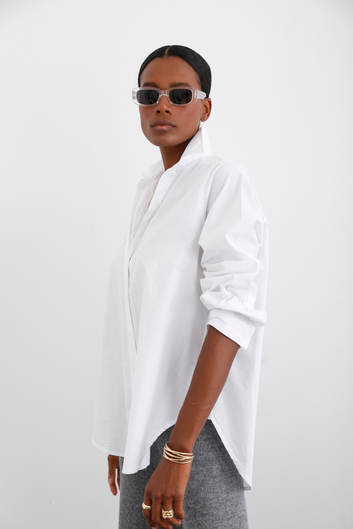 Beyaz Oversize Yırtmaçlı Gömlek 3395