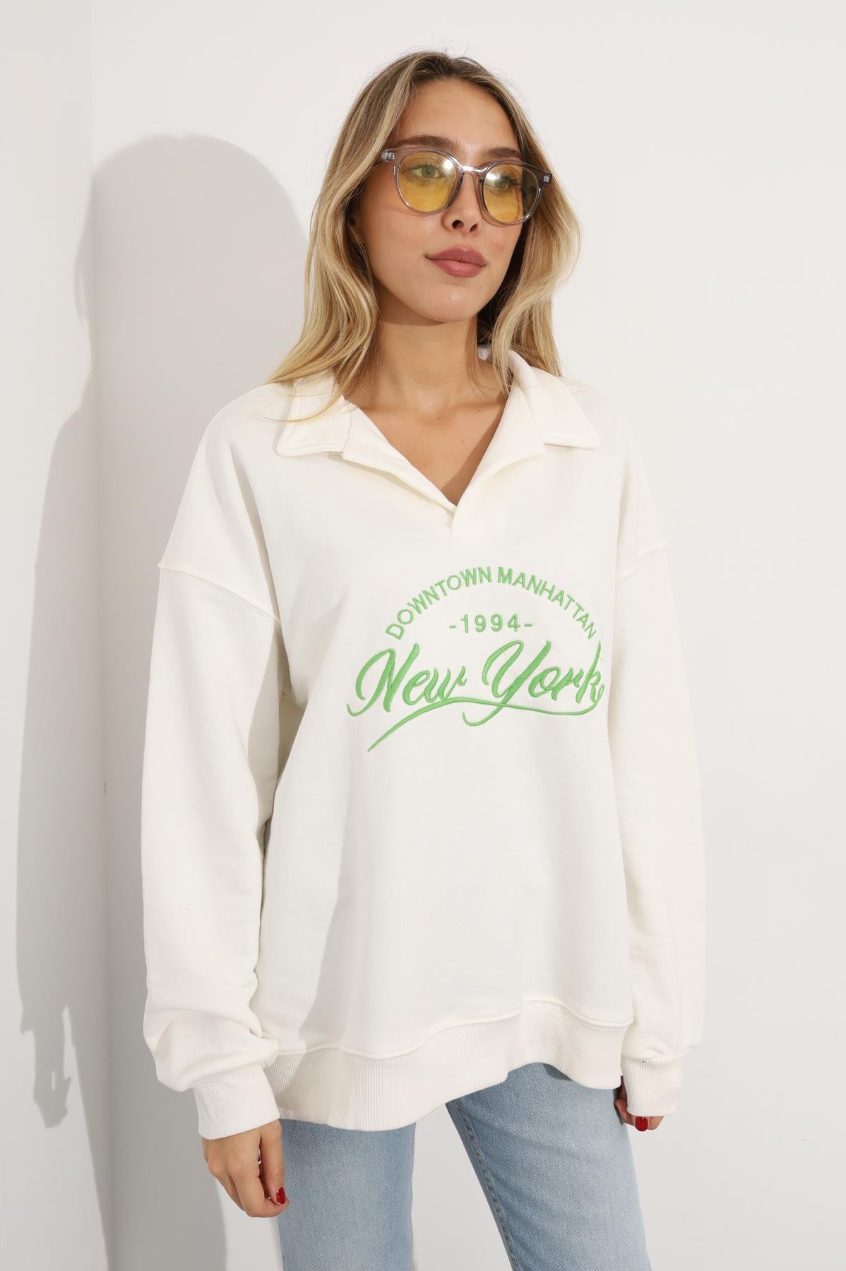 Beyaz Polo Yaka Nakışlı Sweatshirt 