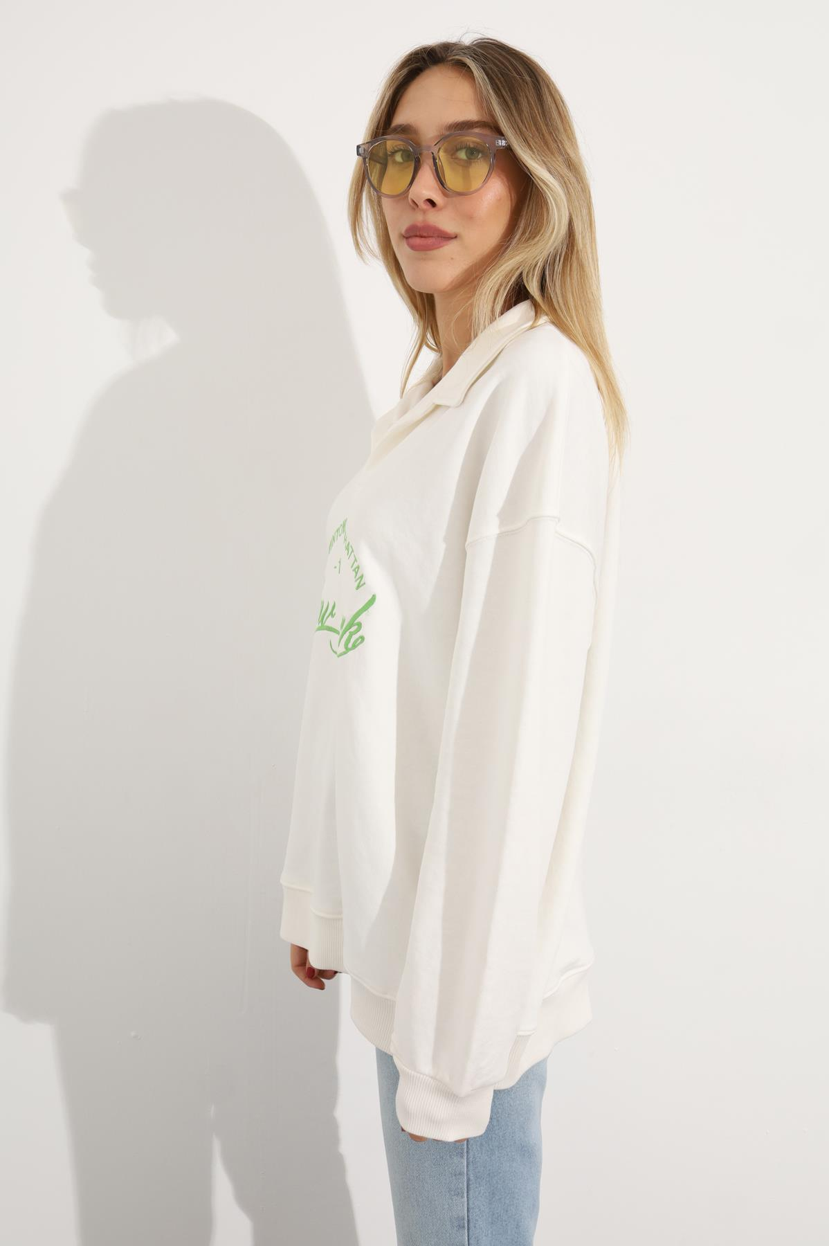 Beyaz Polo Yaka Nakışlı Sweatshirt 