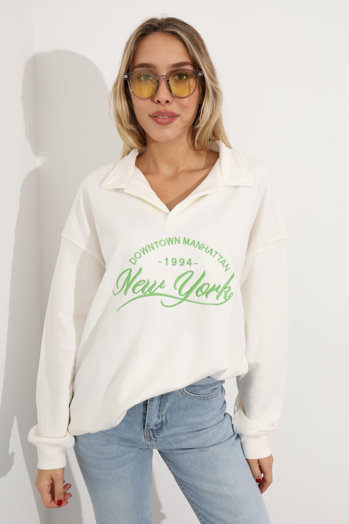 Beyaz Polo Yaka Nakışlı Sweatshirt 