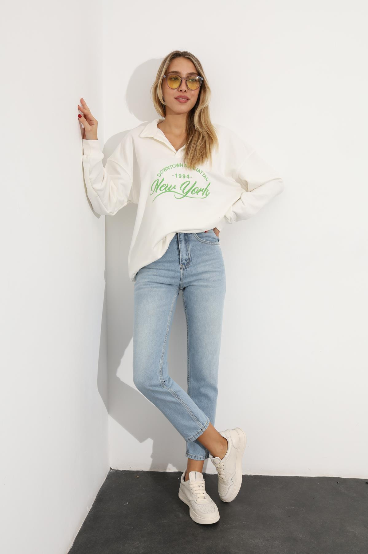 Beyaz Polo Yaka Nakışlı Sweatshirt 