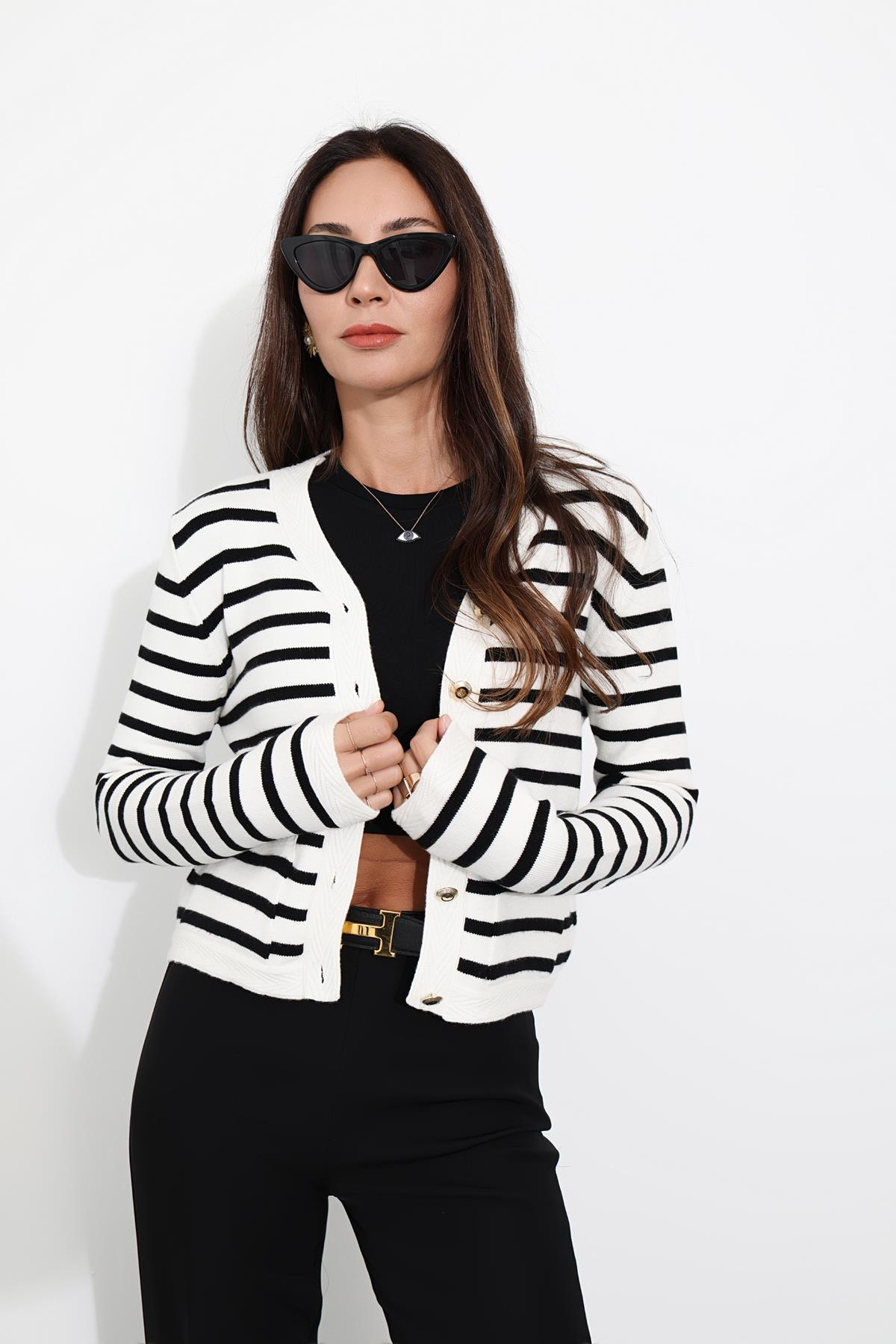 Beyaz V Yaka Çizgili Hırka 151127