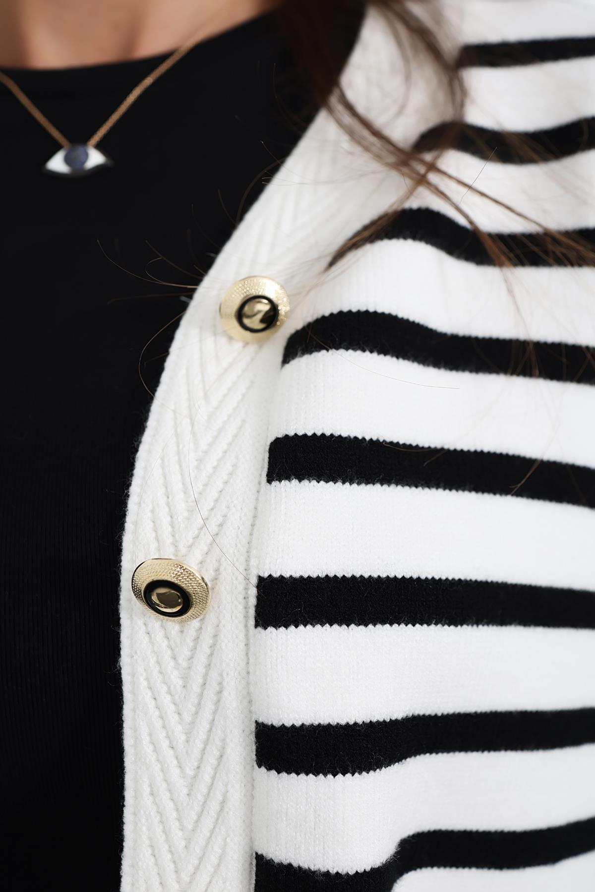 Beyaz V Yaka Çizgili Hırka 151127