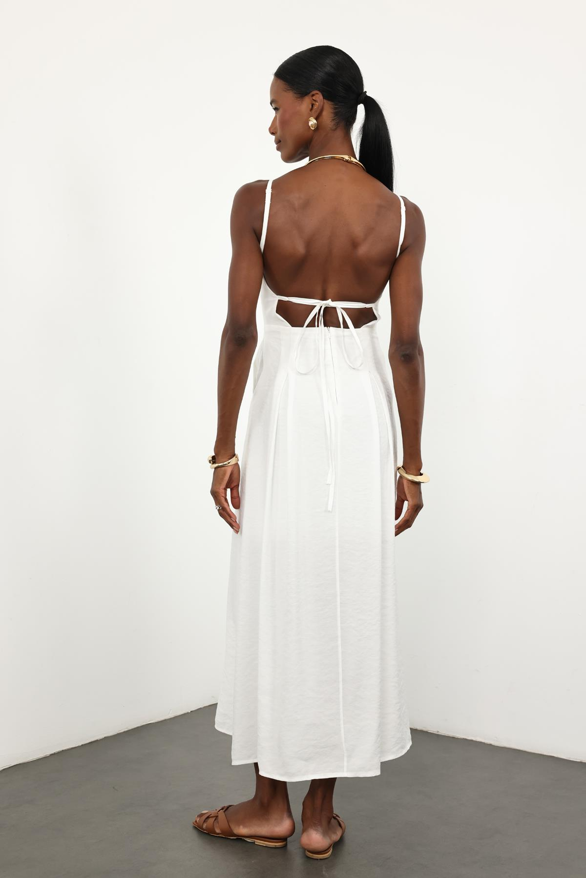 Beyaz V Yaka Sırt Detaylı Elbise 12010