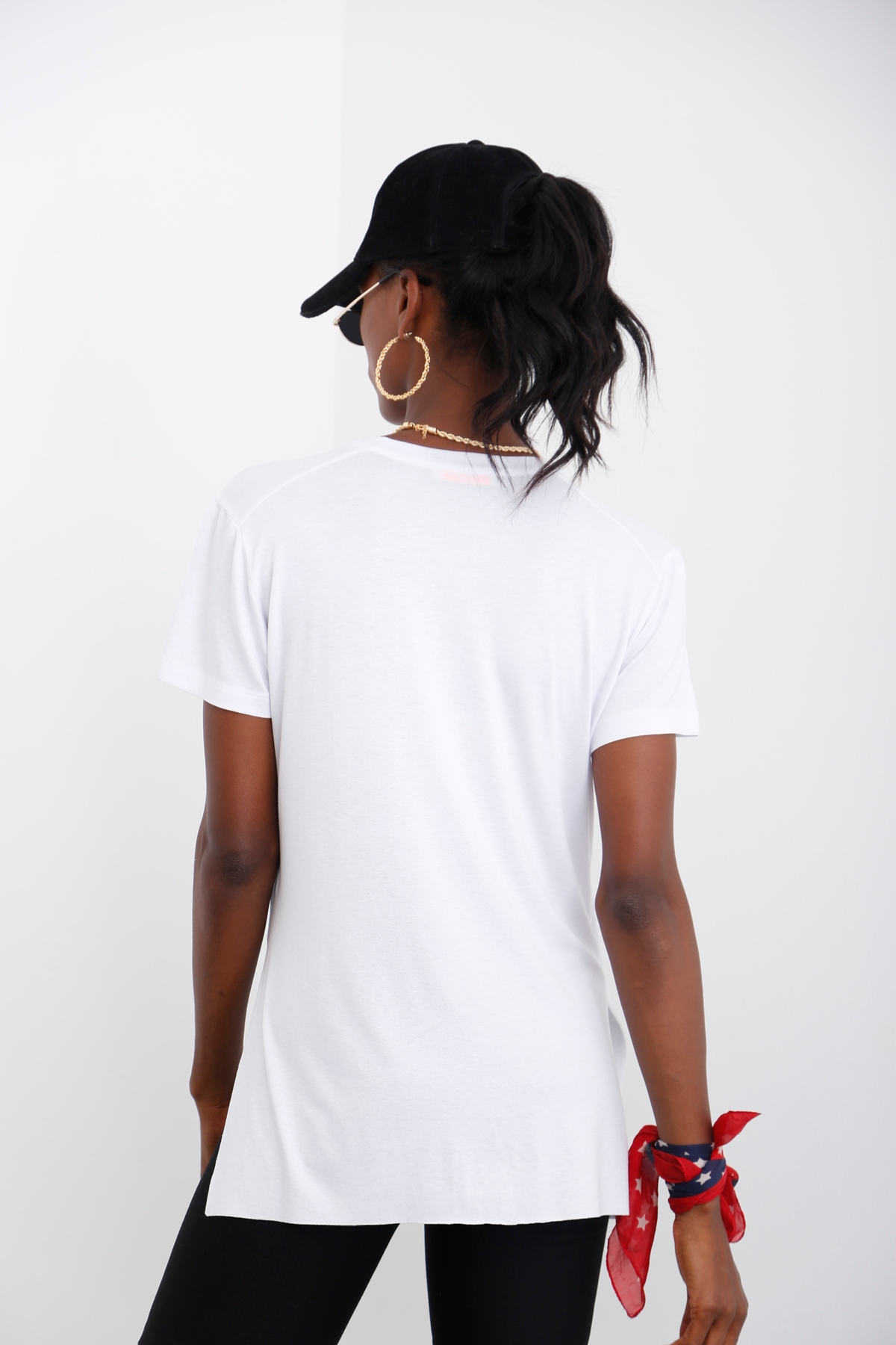 Beyaz V Yaka Yırtmaçlı Tshirt 002