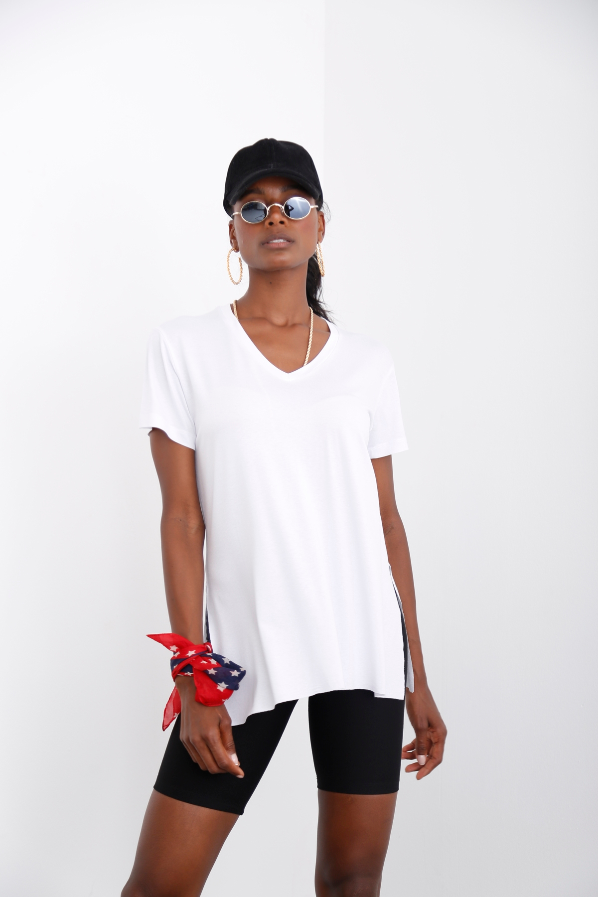 Beyaz V Yaka Yırtmaçlı Tshirt 002