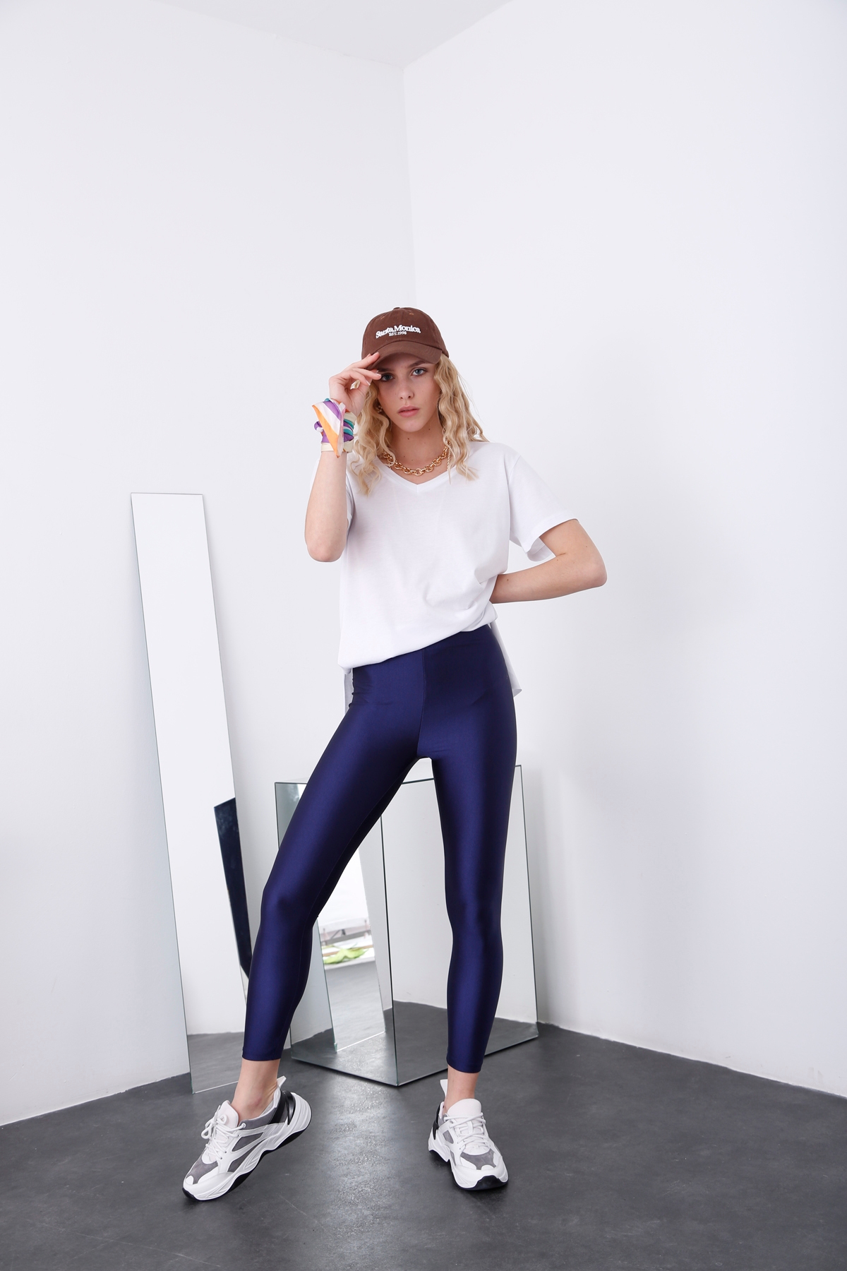 Beyaz V Yaka Yırtmaçlı Tshirt 1483