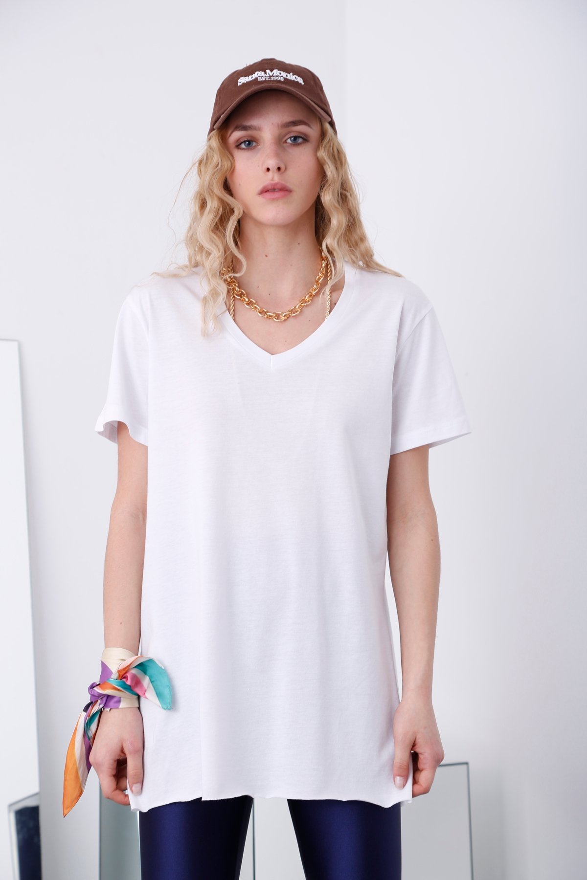 Beyaz V Yaka Yırtmaçlı Tshirt 1483