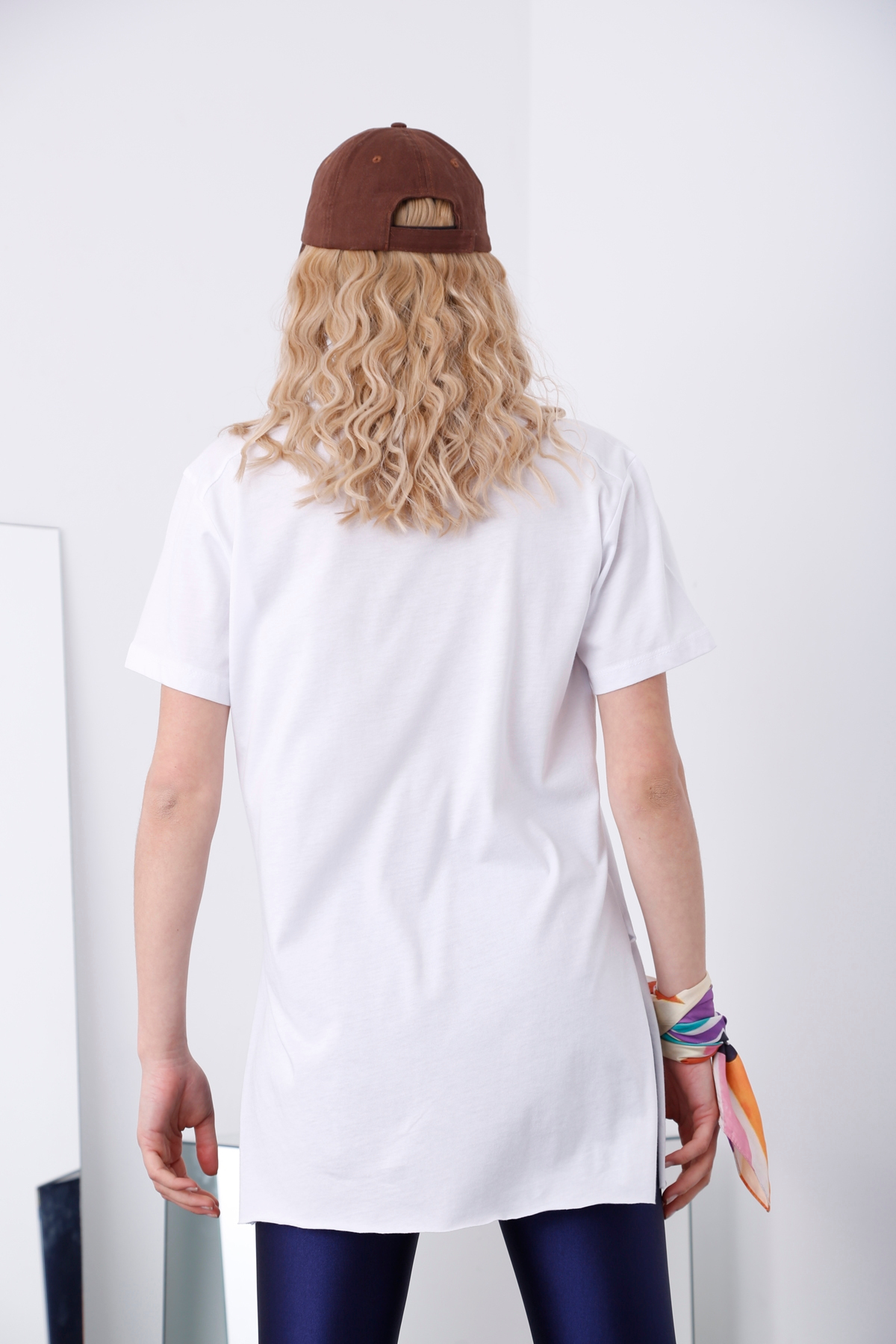 Beyaz V Yaka Yırtmaçlı Tshirt 1483