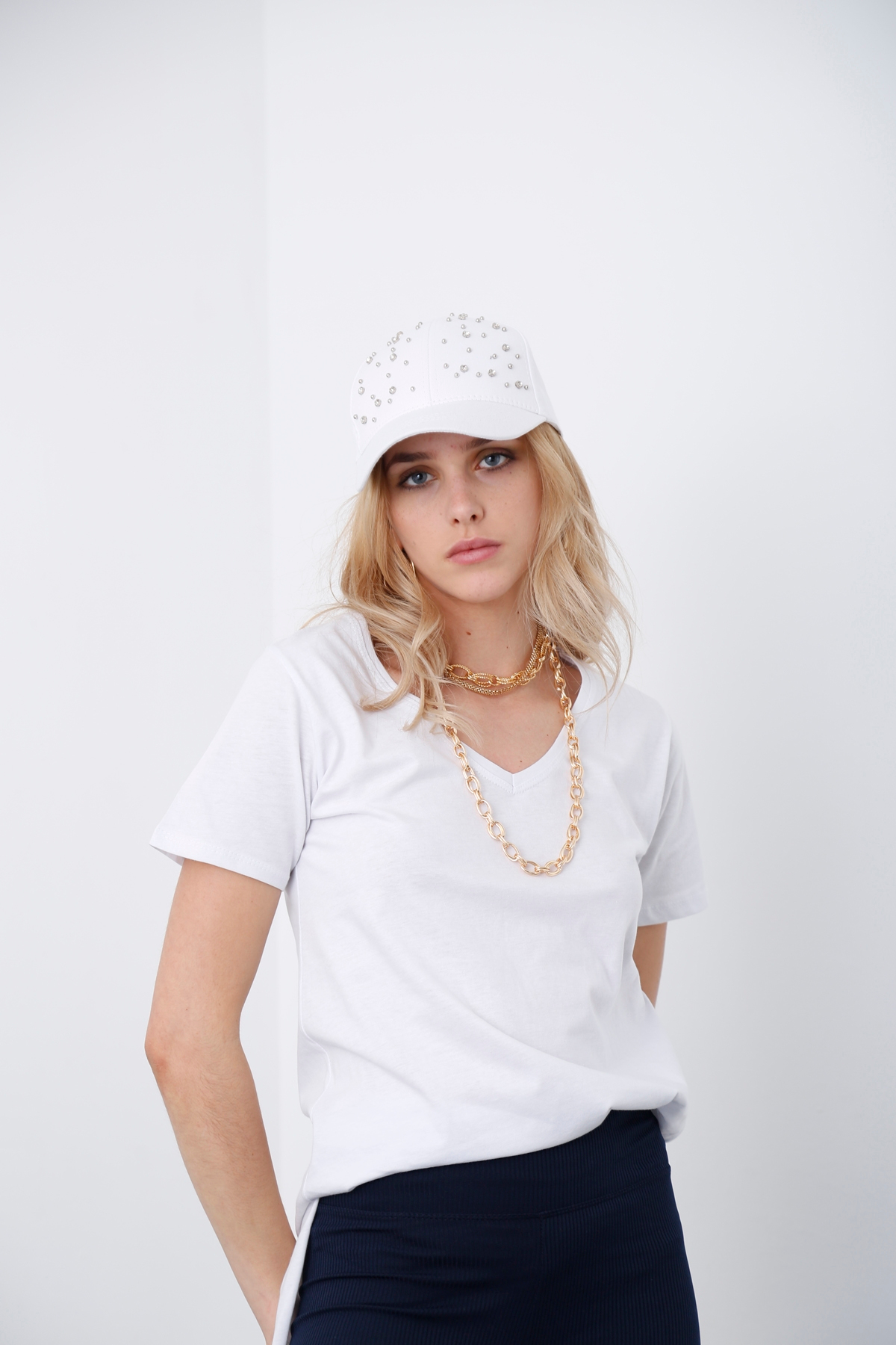 Beyaz V Yaka Yırtmaçlı Tshirt 8004