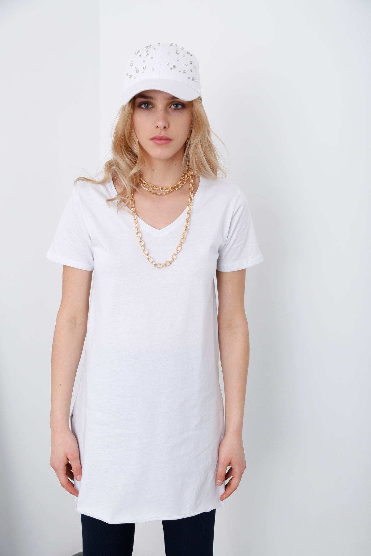 Beyaz V Yaka Yırtmaçlı Tshirt 8004