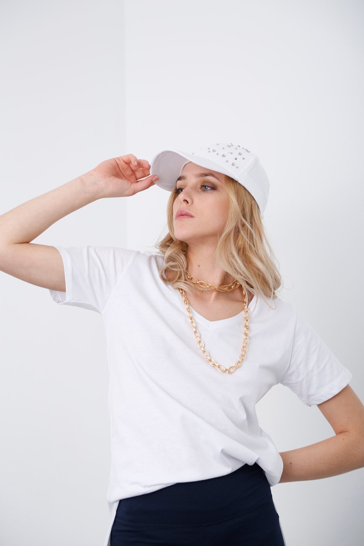 Beyaz V Yaka Yırtmaçlı Tshirt 8004