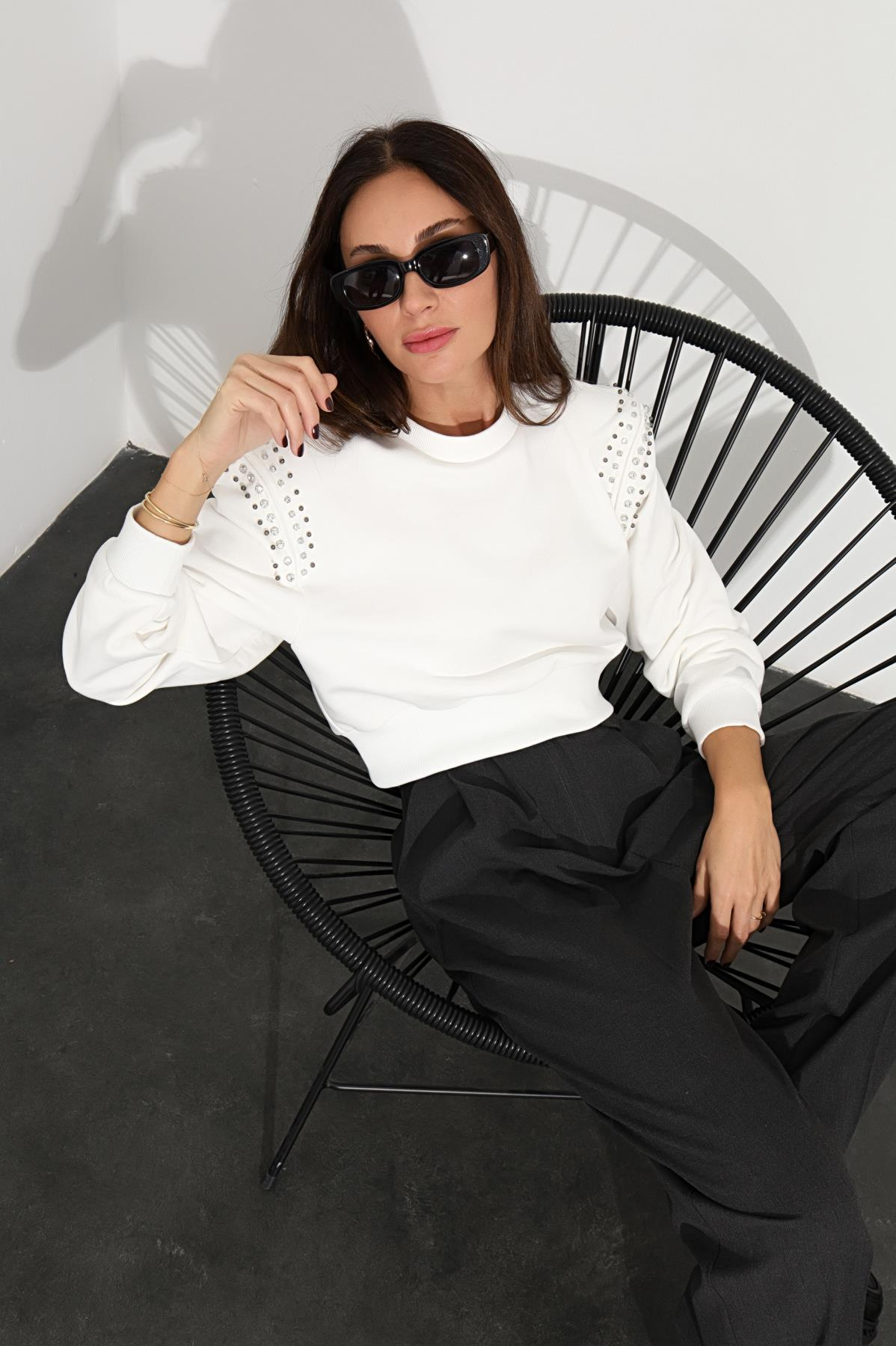 Beyaz Vatkalı Taşlı Sweatshirt 24498