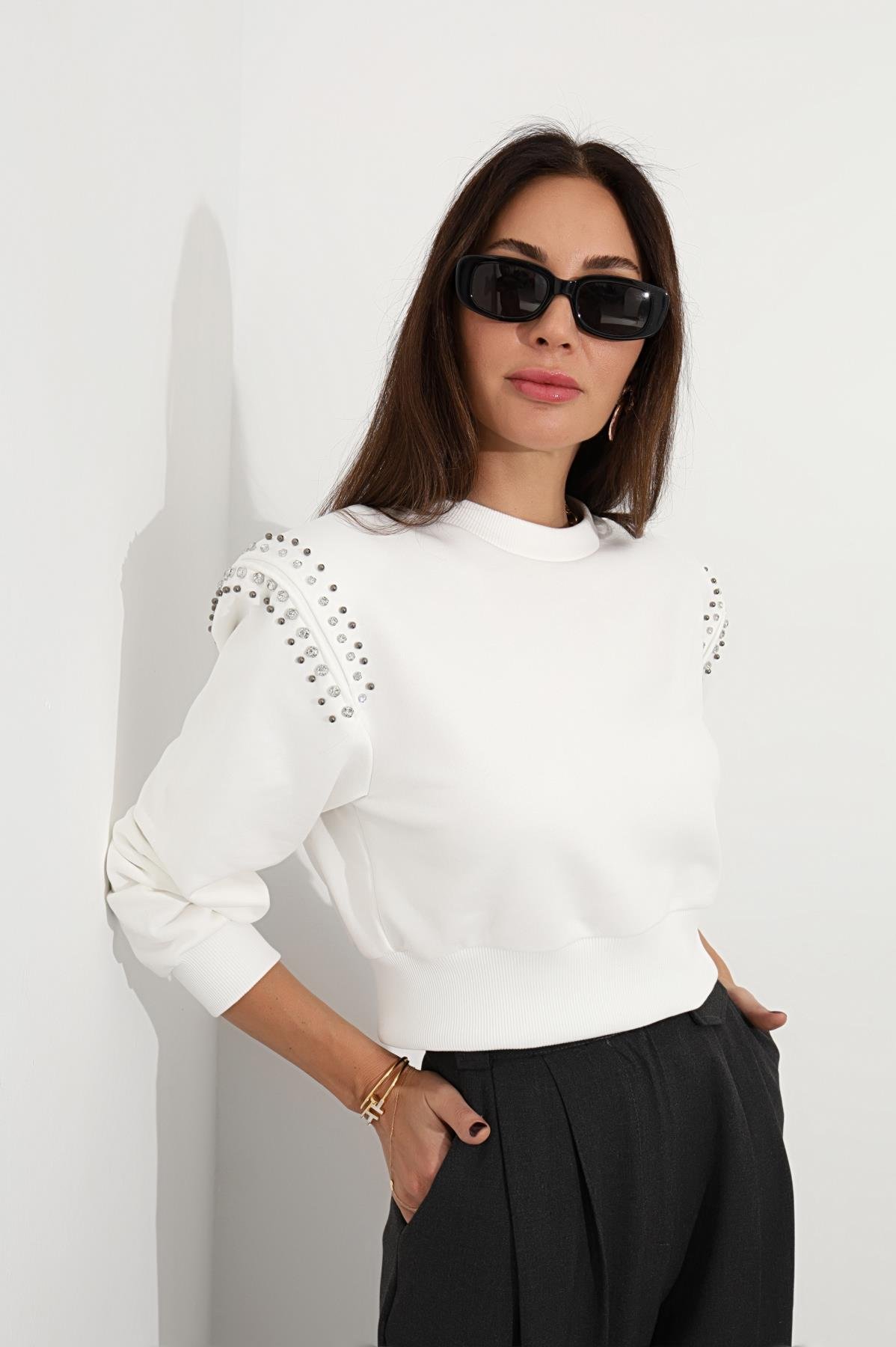 Beyaz Vatkalı Taşlı Sweatshirt 24498