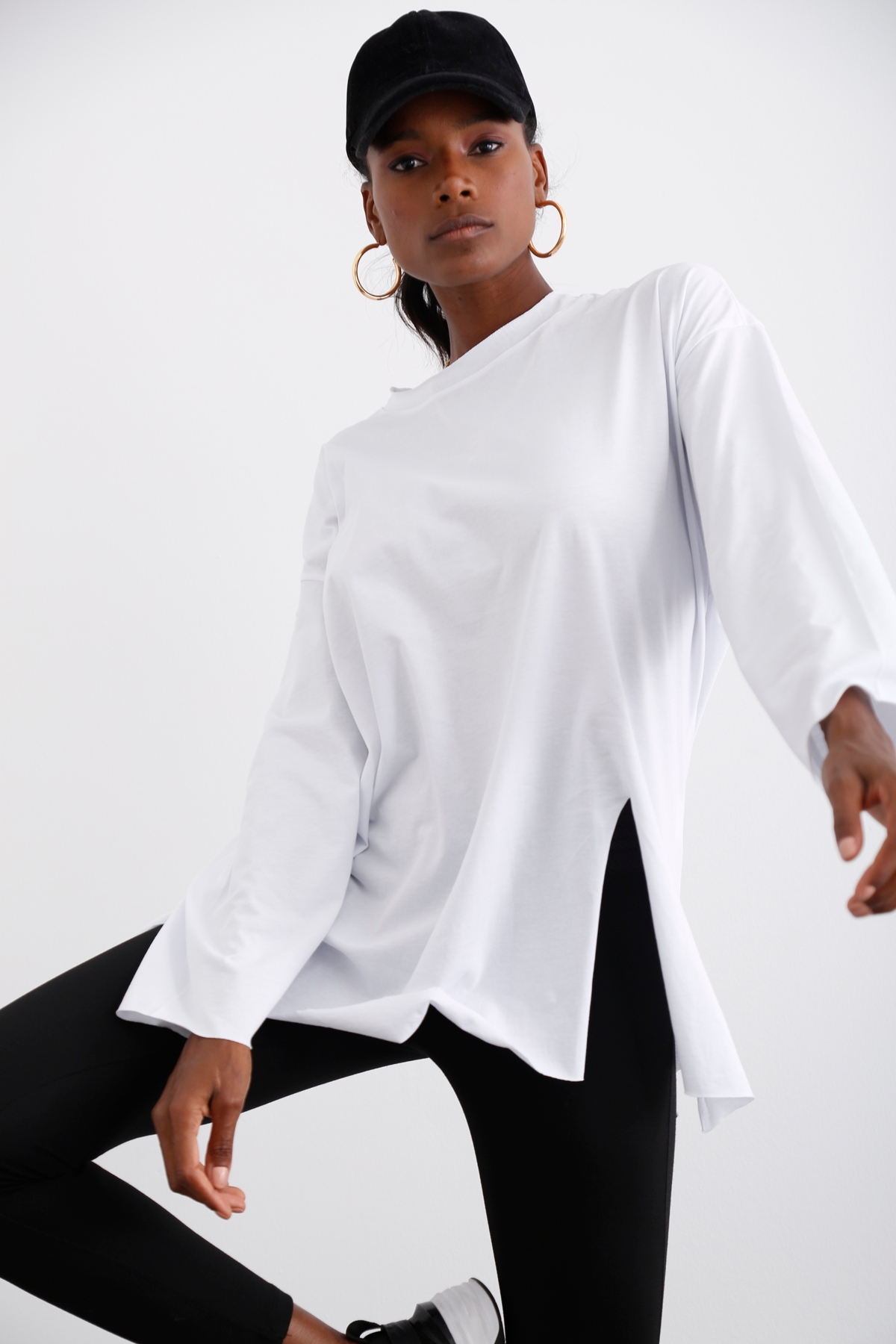 Beyaz Yırtmaç Detaylı Oversize Tshirt 0012
