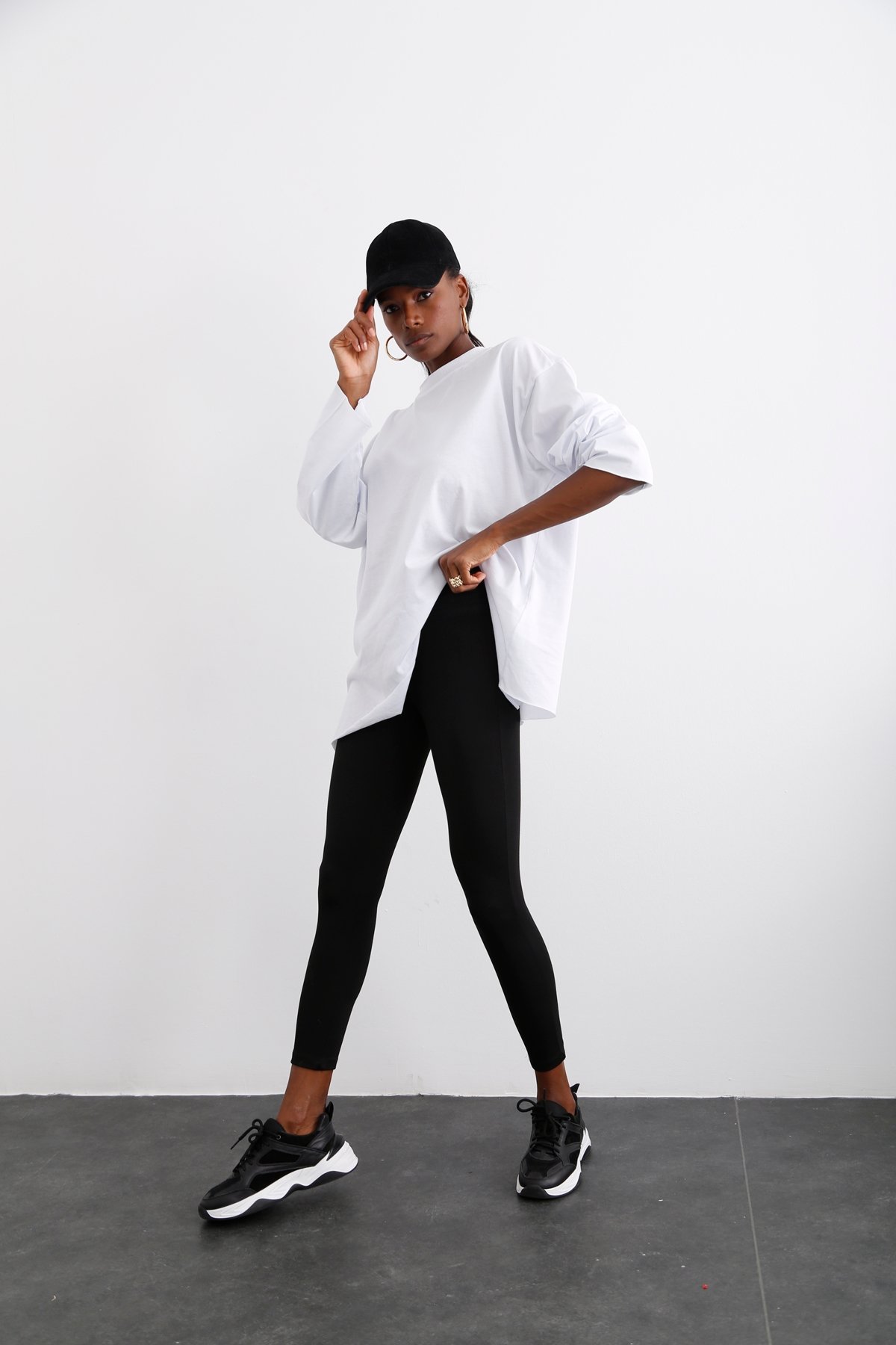Beyaz Yırtmaç Detaylı Oversize Tshirt 0012