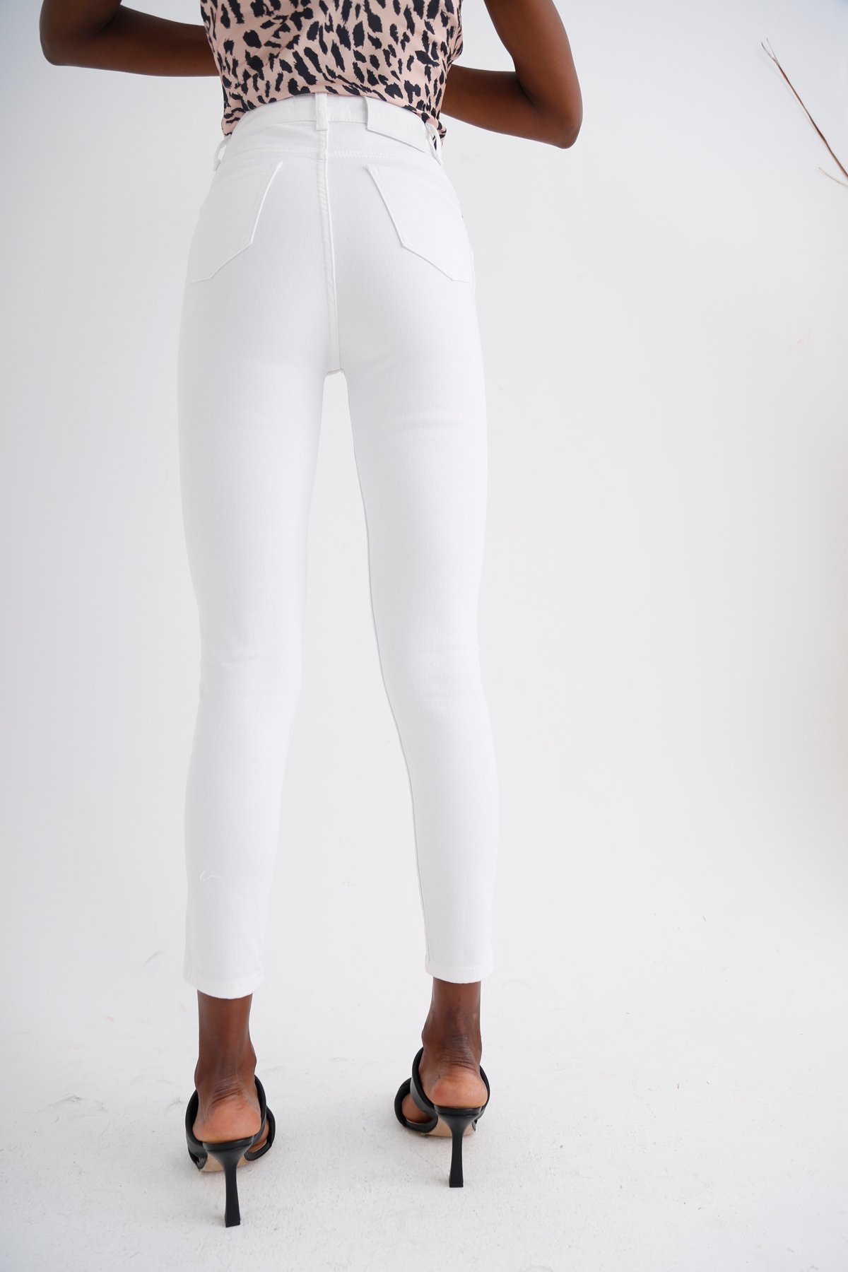 Beyaz Yüksek Bel Likralı Mom Fit Jean 