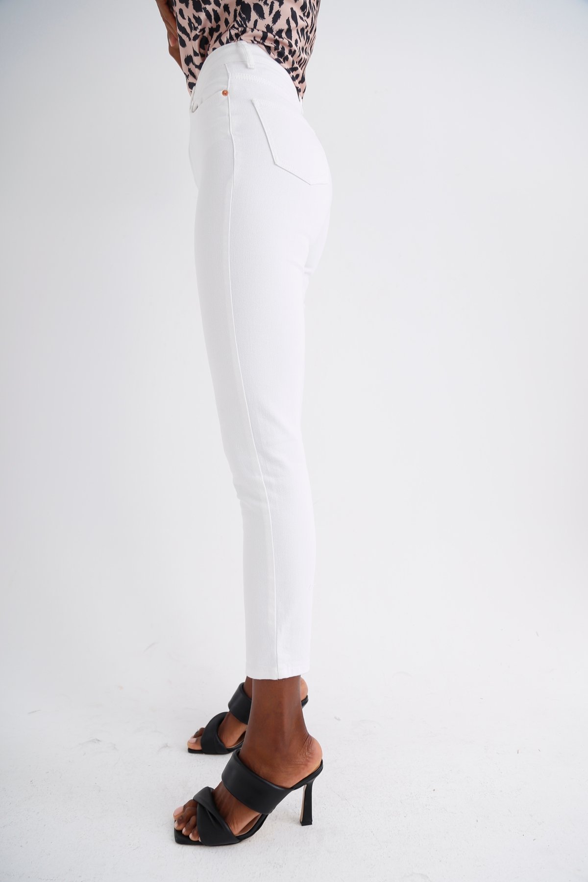 Beyaz Yüksek Bel Likralı Mom Fit Jean 