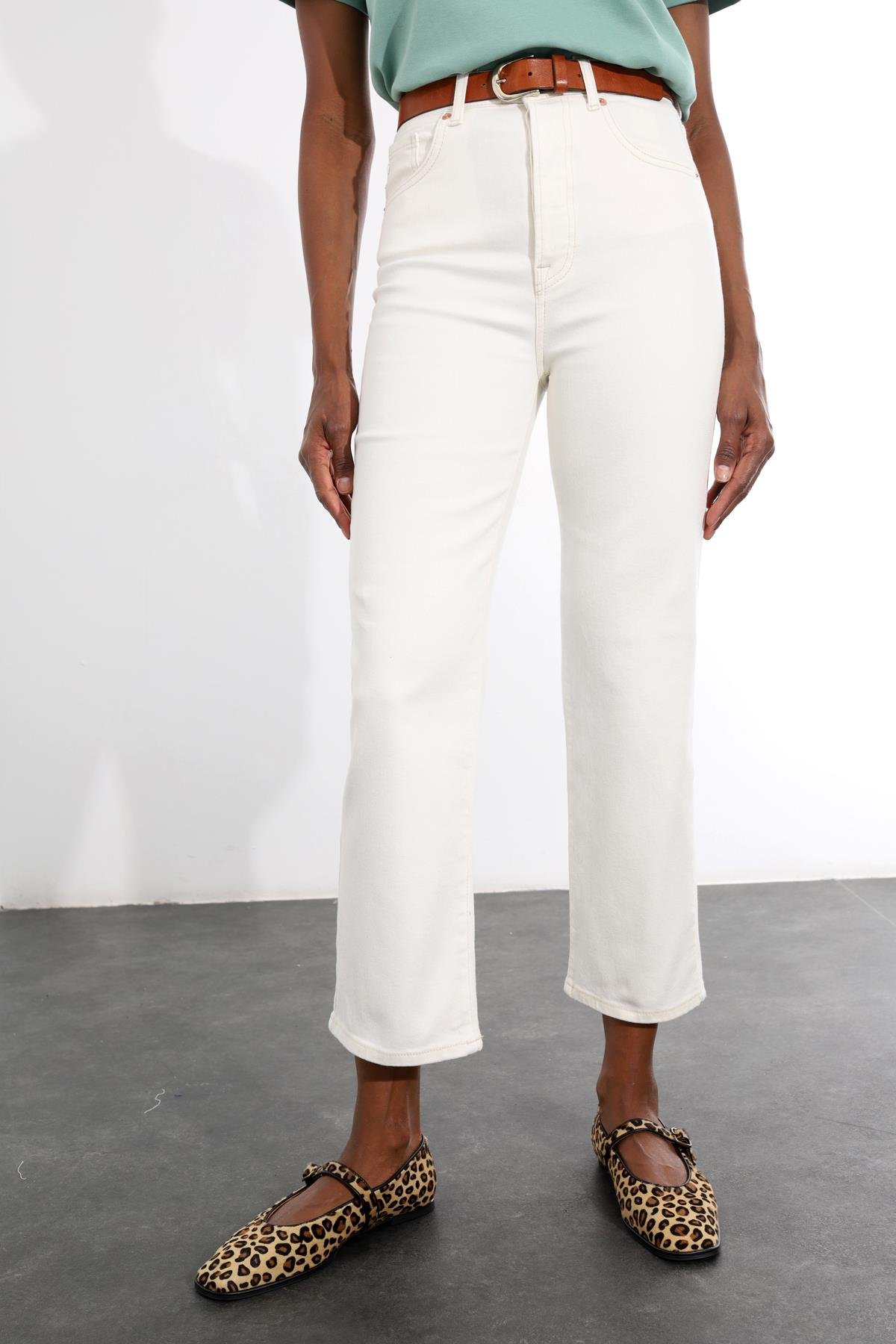 Beyaz Yüksek Bel Straight Fit Jean 