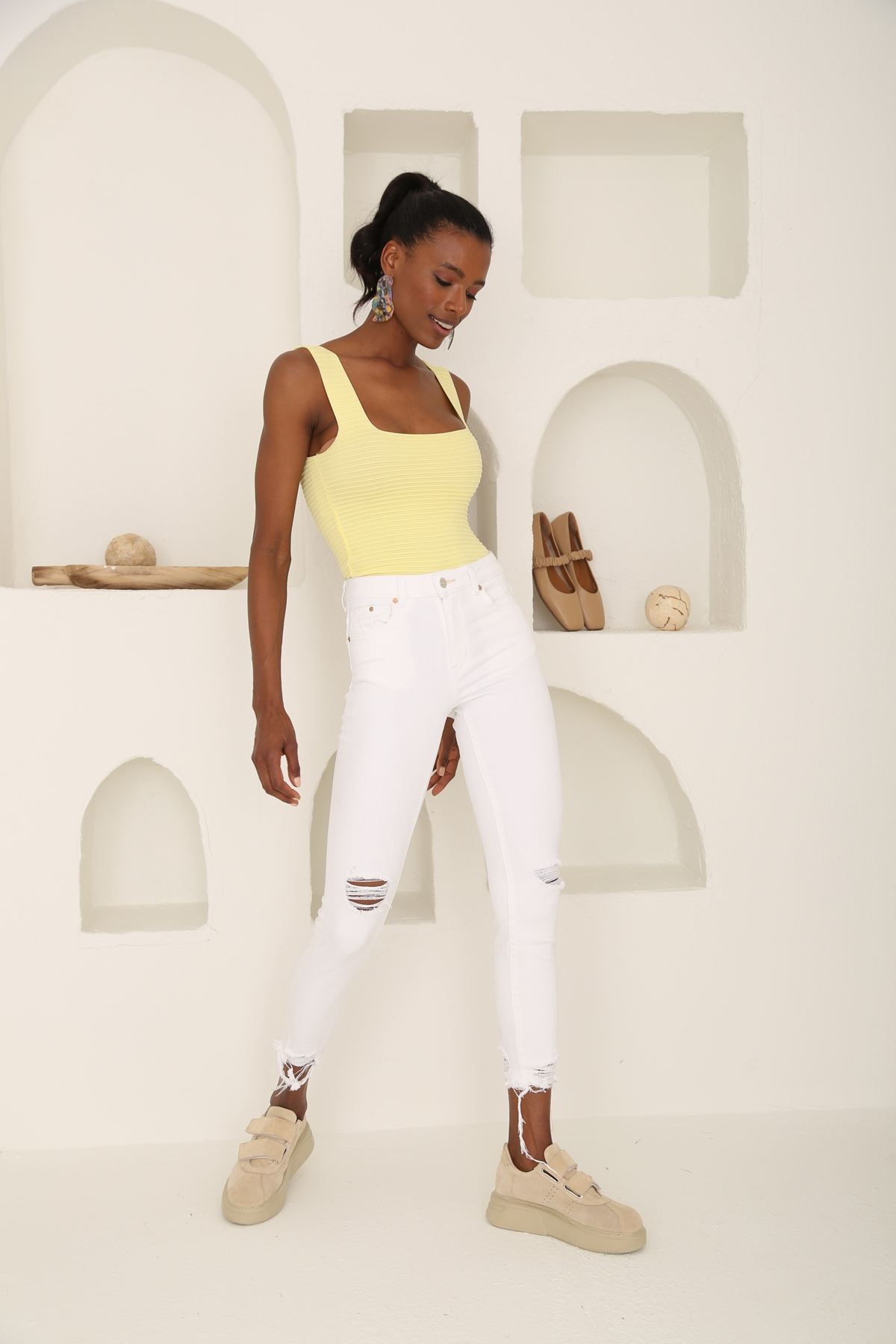 Beyaz Yüksek Bel Yırtıklı Mom Fit Jean 1100008