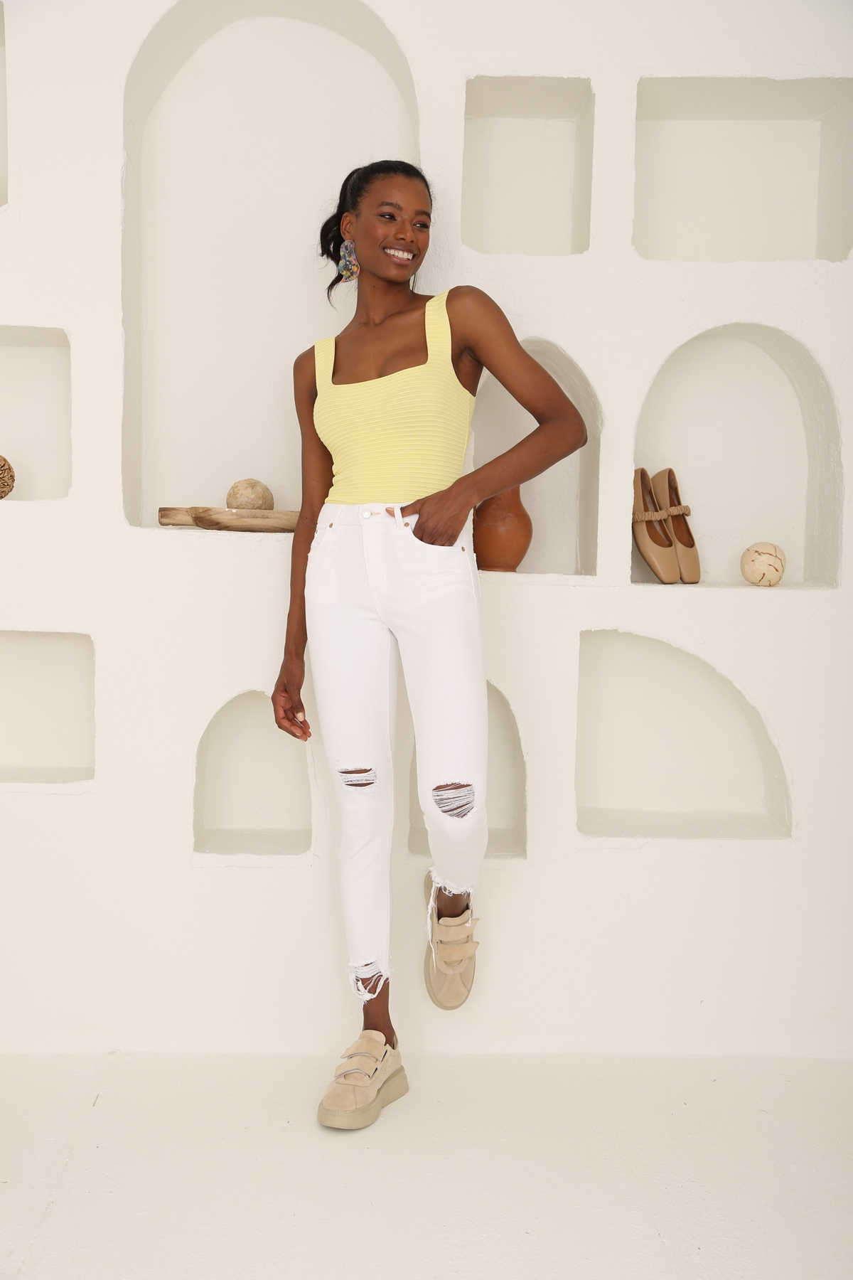 Beyaz Yüksek Bel Yırtıklı Mom Fit Jean 1100008