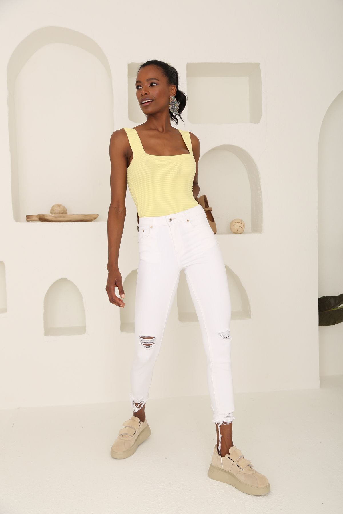 Beyaz Yüksek Bel Yırtıklı Mom Fit Jean 1100008