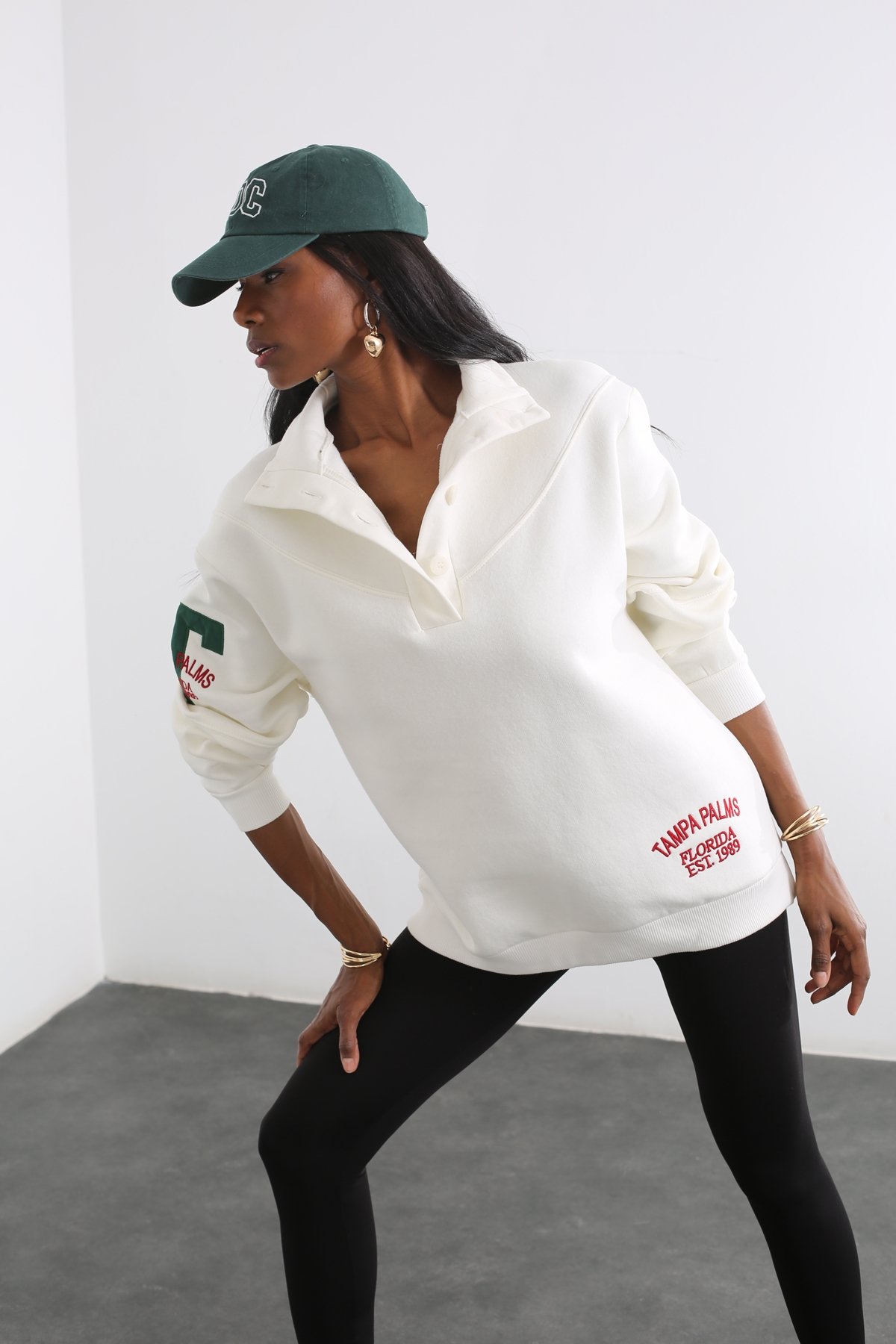 Ekru Dik Yaka Düğmeli Sweatshirt 